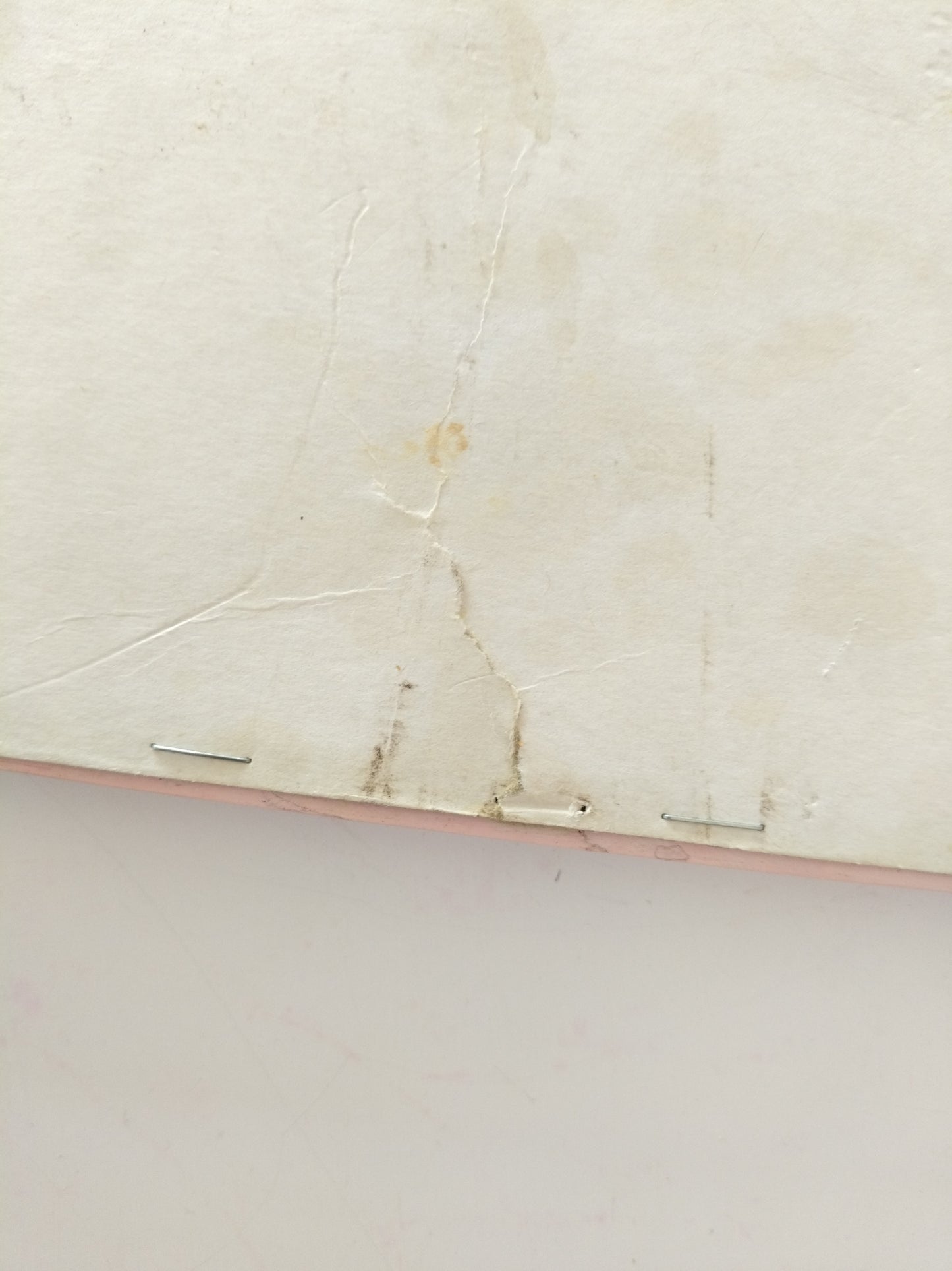 Broderie murale encadrée décor naïf enfantin