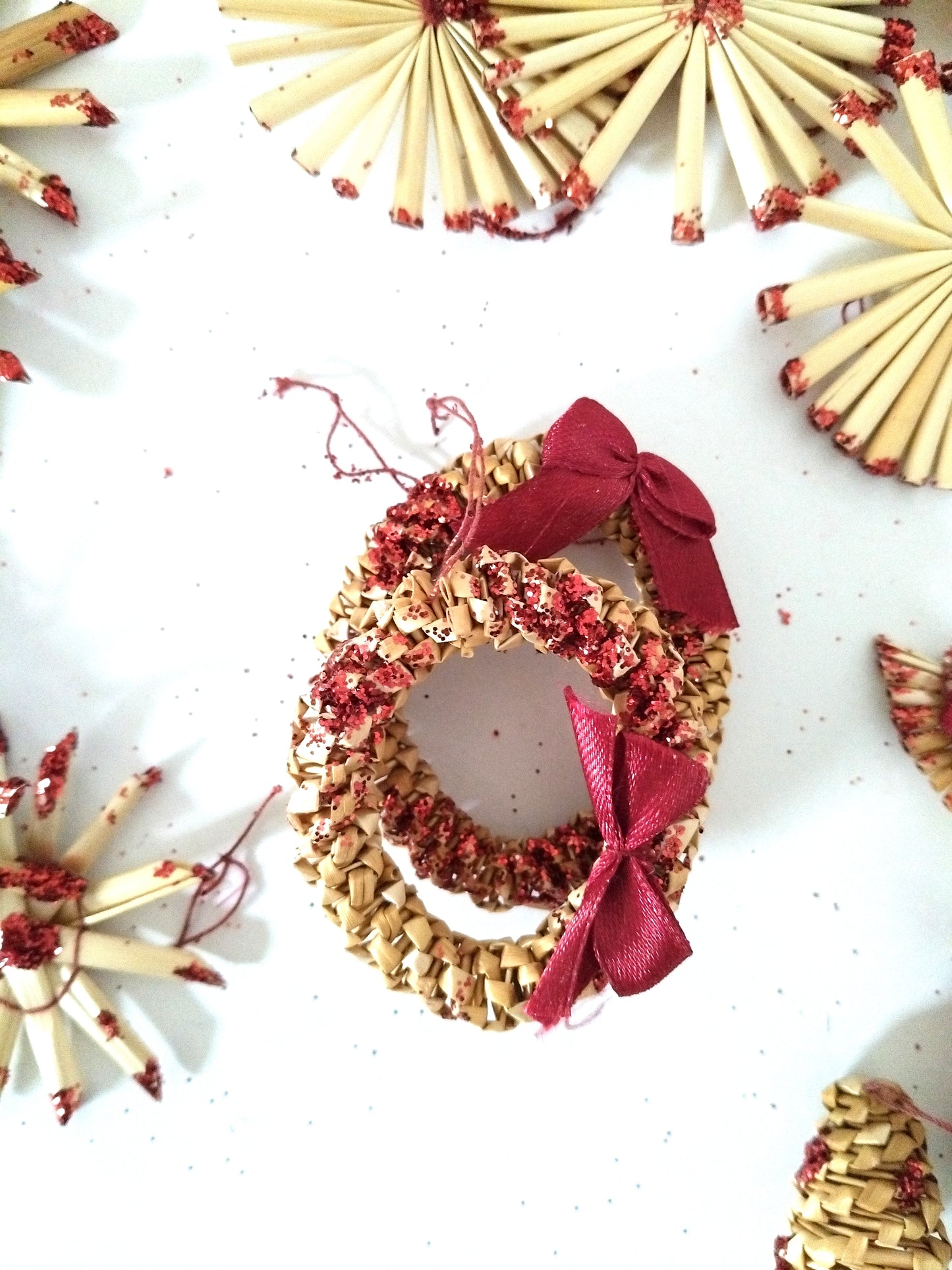 Ensemble de 23 petites décorations de Noël en paille à suspendre made in England (2 lots disponibles)