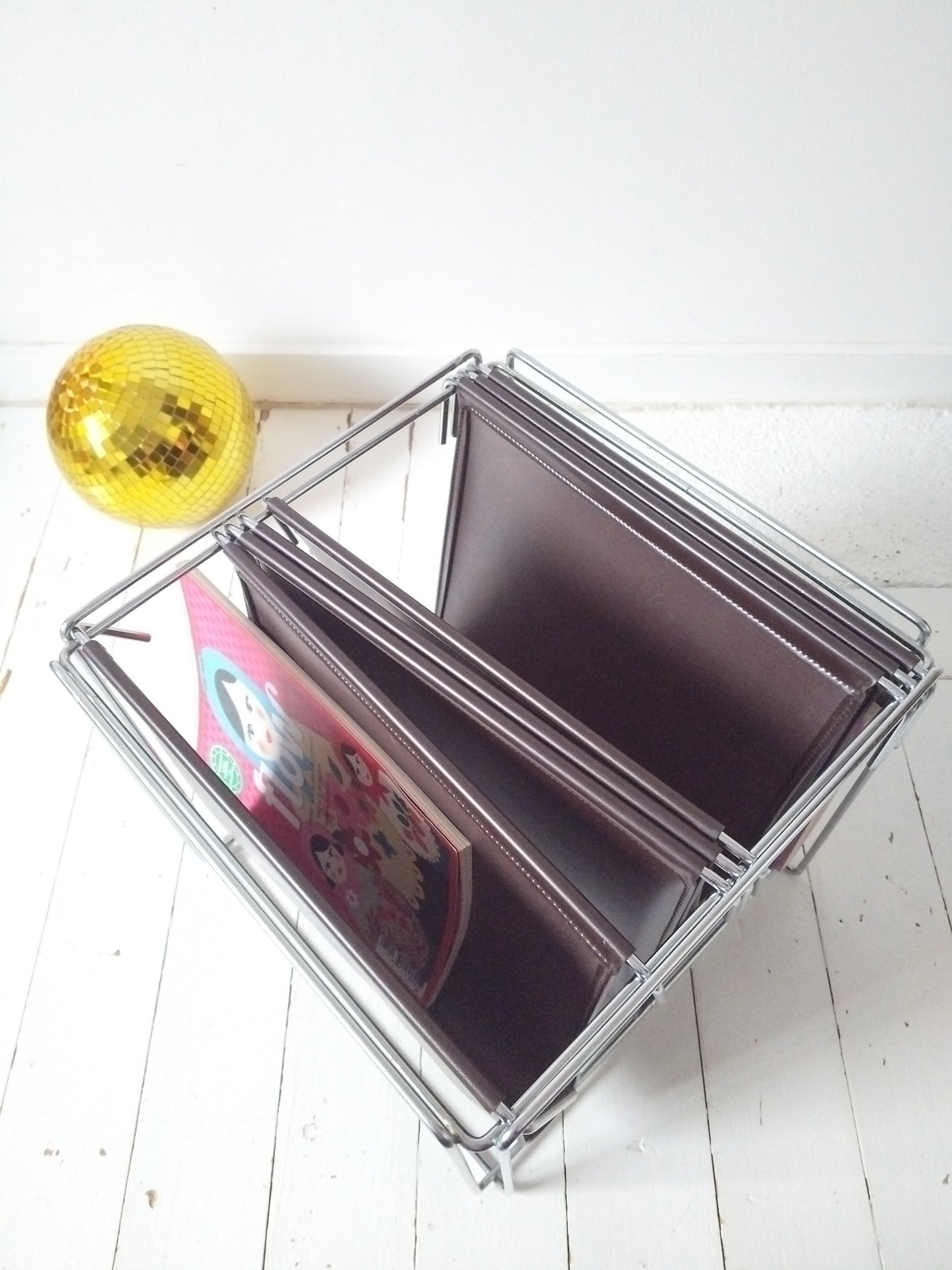 Porte-revues/ range-documents/ vinyles métal et simili cuir par Max Sauze pour Isocèle 70's