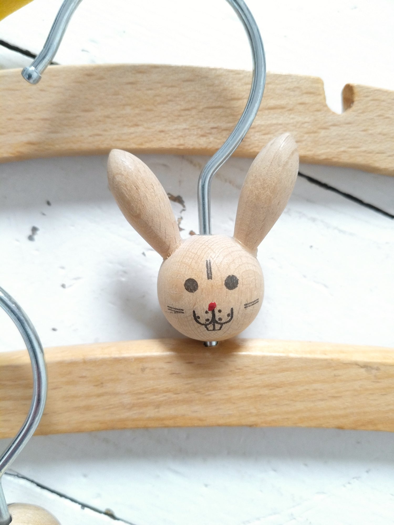 Ensemble de 3 cintres en bois pour enfant - cetaitmieuxavant