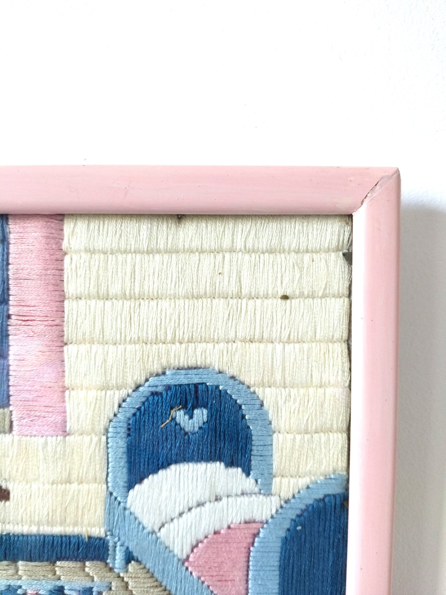 Broderie murale encadrée décor naïf enfantin