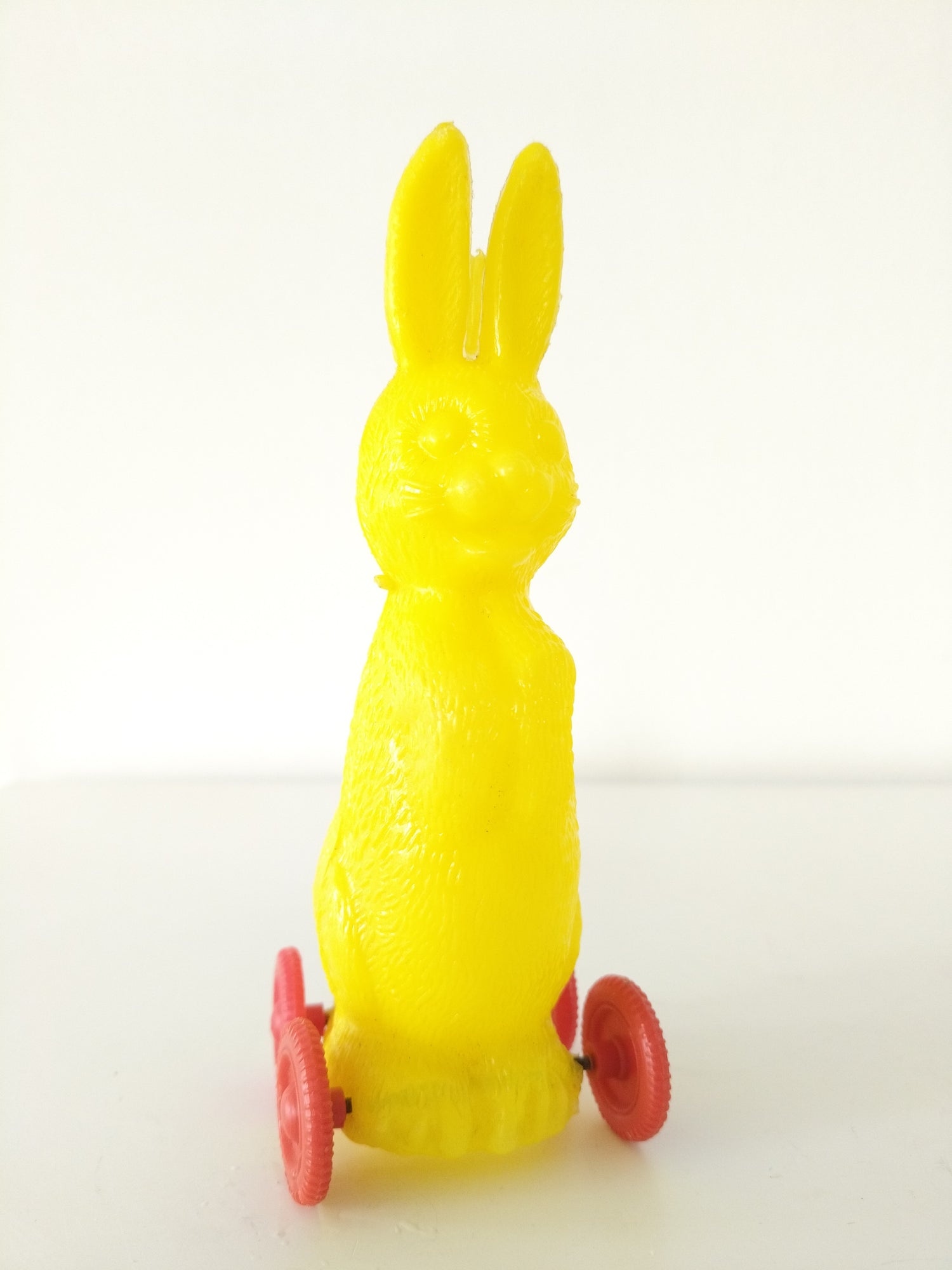 Déco de Pâques/ jouet petit lapin à roulettes en plastique - cetaitmieuxavant