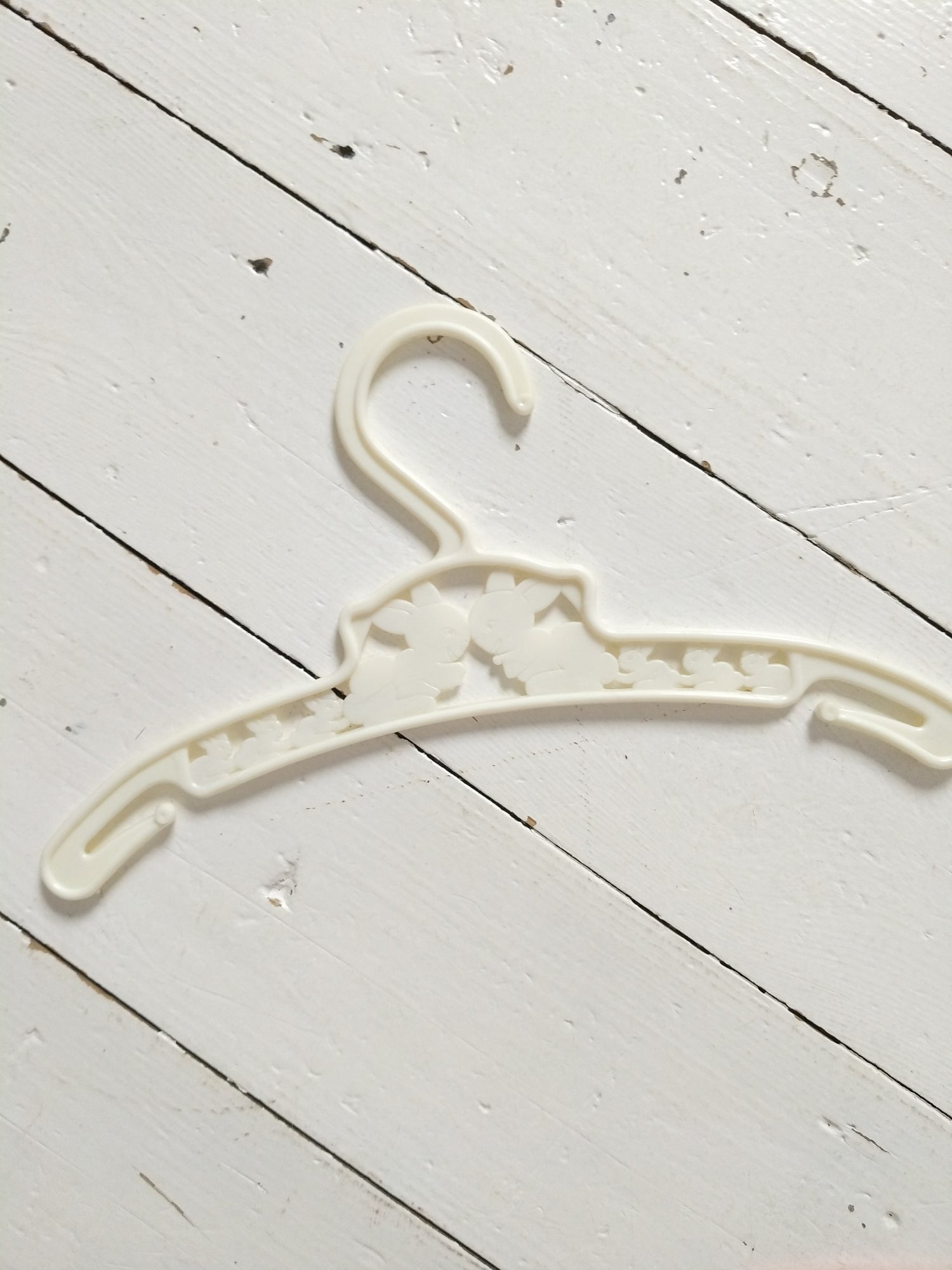 Ensemble de 2 cintres en plastique enfant - cetaitmieuxavant