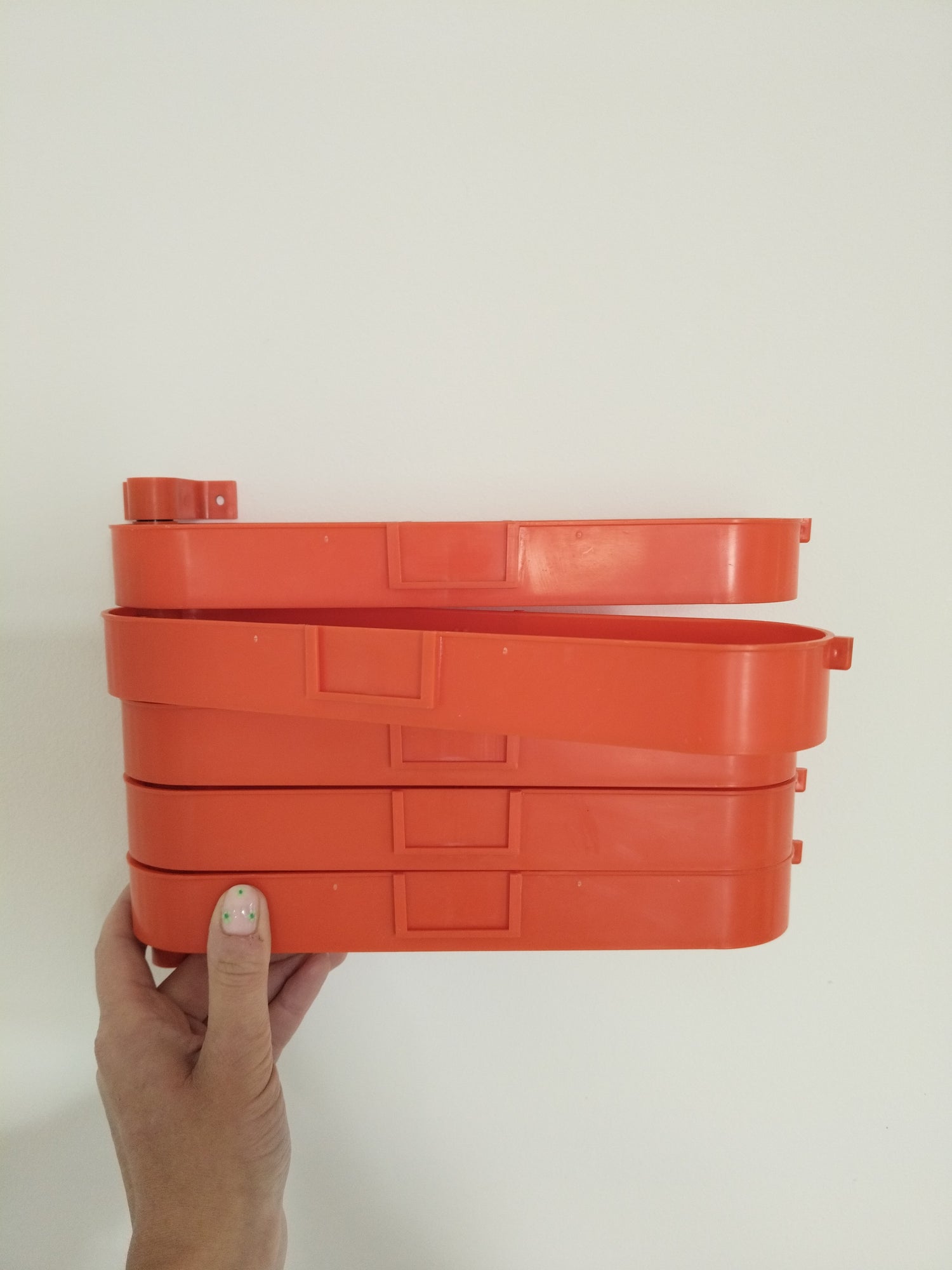 Petite étagère/ rangement mural pivotant en plastique - cetaitmieuxavant