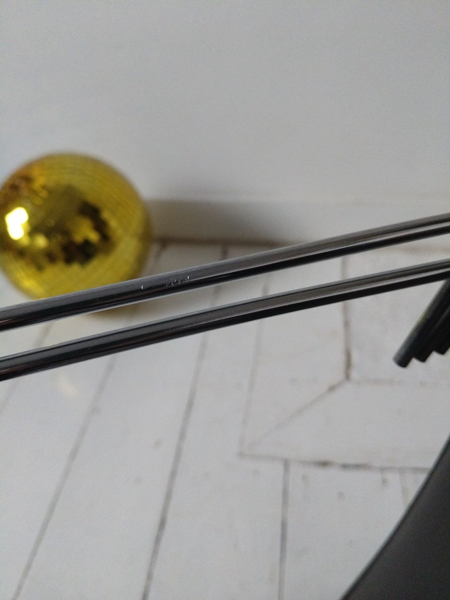 Porte-revues/ range-documents/ vinyles métal et simili cuir par Max Sauze pour Isocèle 70's