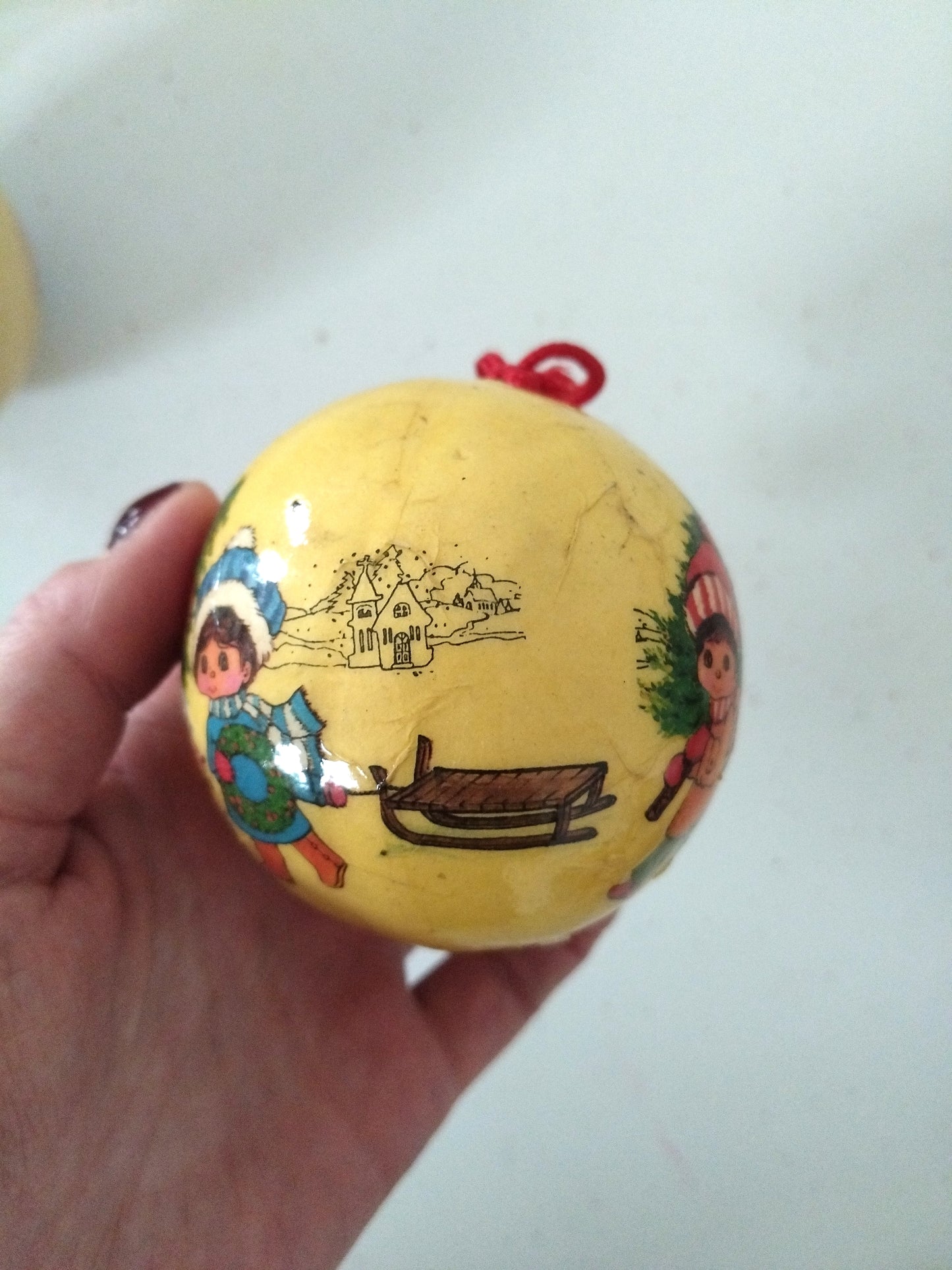 2 boules de Noël plastique et papier mâché