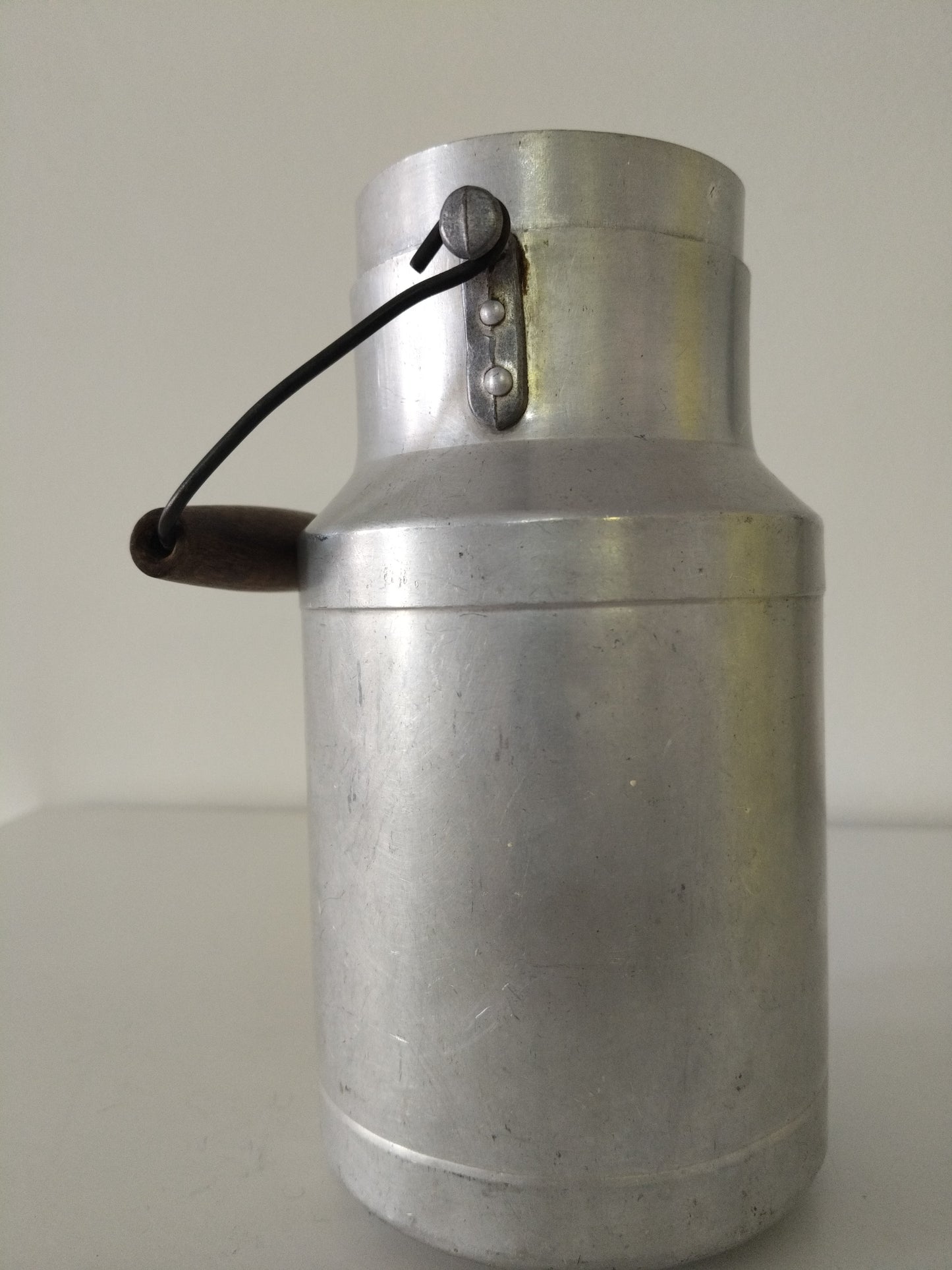 Ancien pot à lait en aluminium ou en plastique Gilac au choix