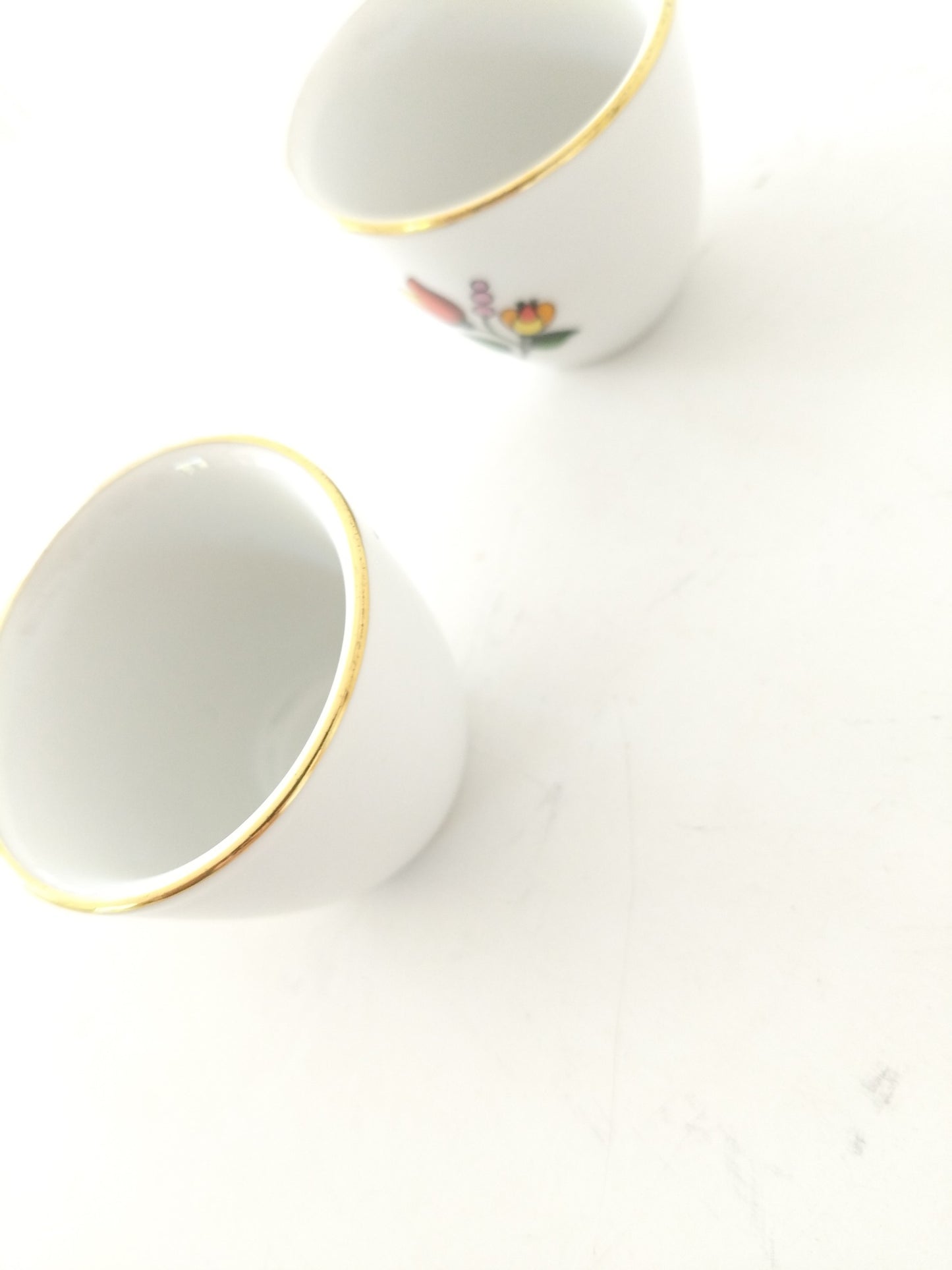 Ensemble de 5 verres à liqueur, coquetiers ou petits ramequins en porcelaine Kalocsa Hongrie