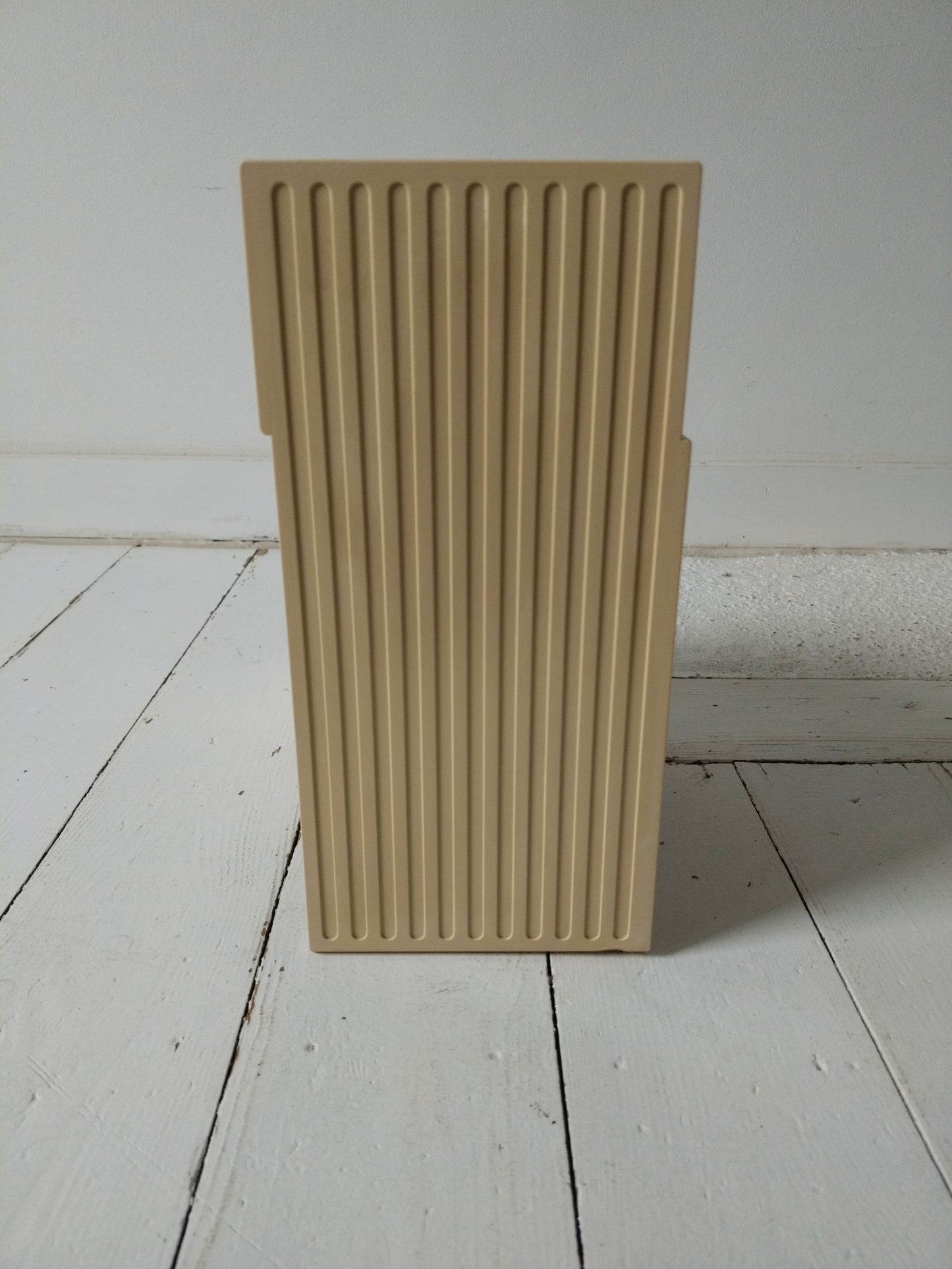 Range/ porte-revues/ vinyles en plastique beige Crayonne T. Conran pour Habitat 70's - cetaitmieuxavant