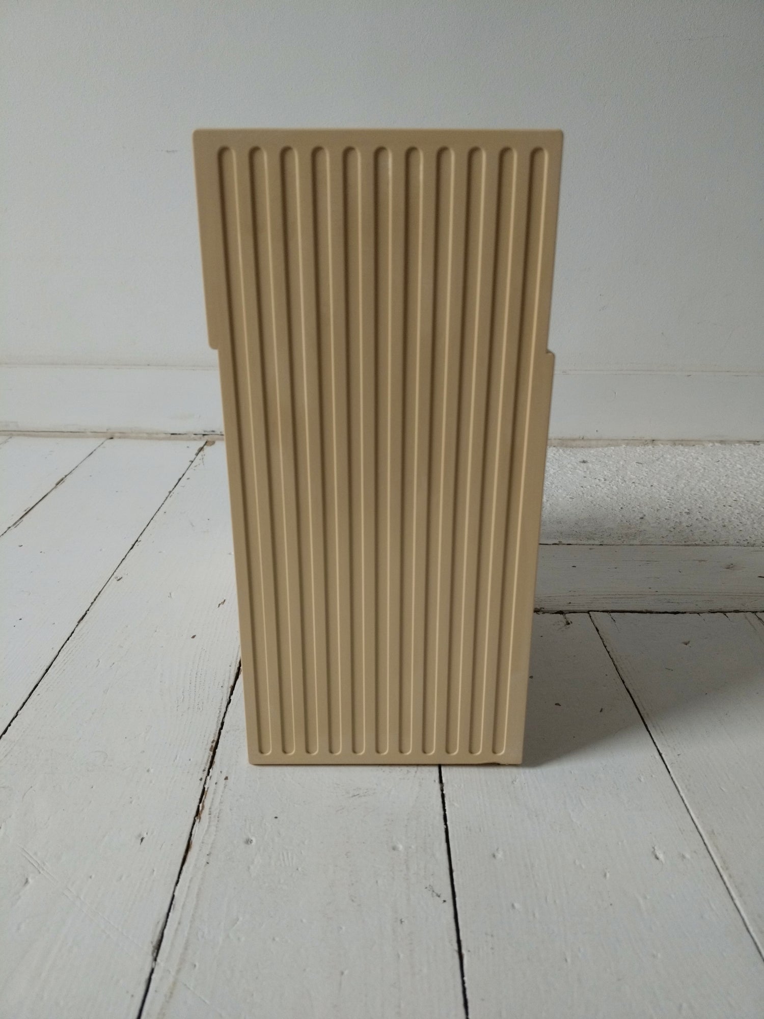 Range/ porte-revues/ vinyles en plastique beige Crayonne T. Conran pour Habitat 70's - cetaitmieuxavant