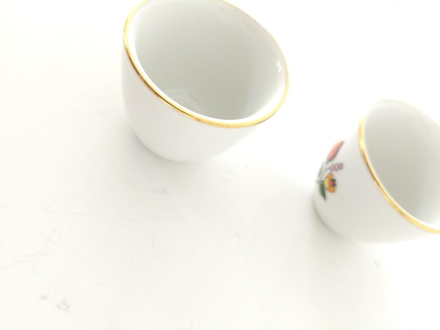 Ensemble de 5 verres à liqueur, coquetiers ou petits ramequins en porcelaine Kalocsa Hongrie