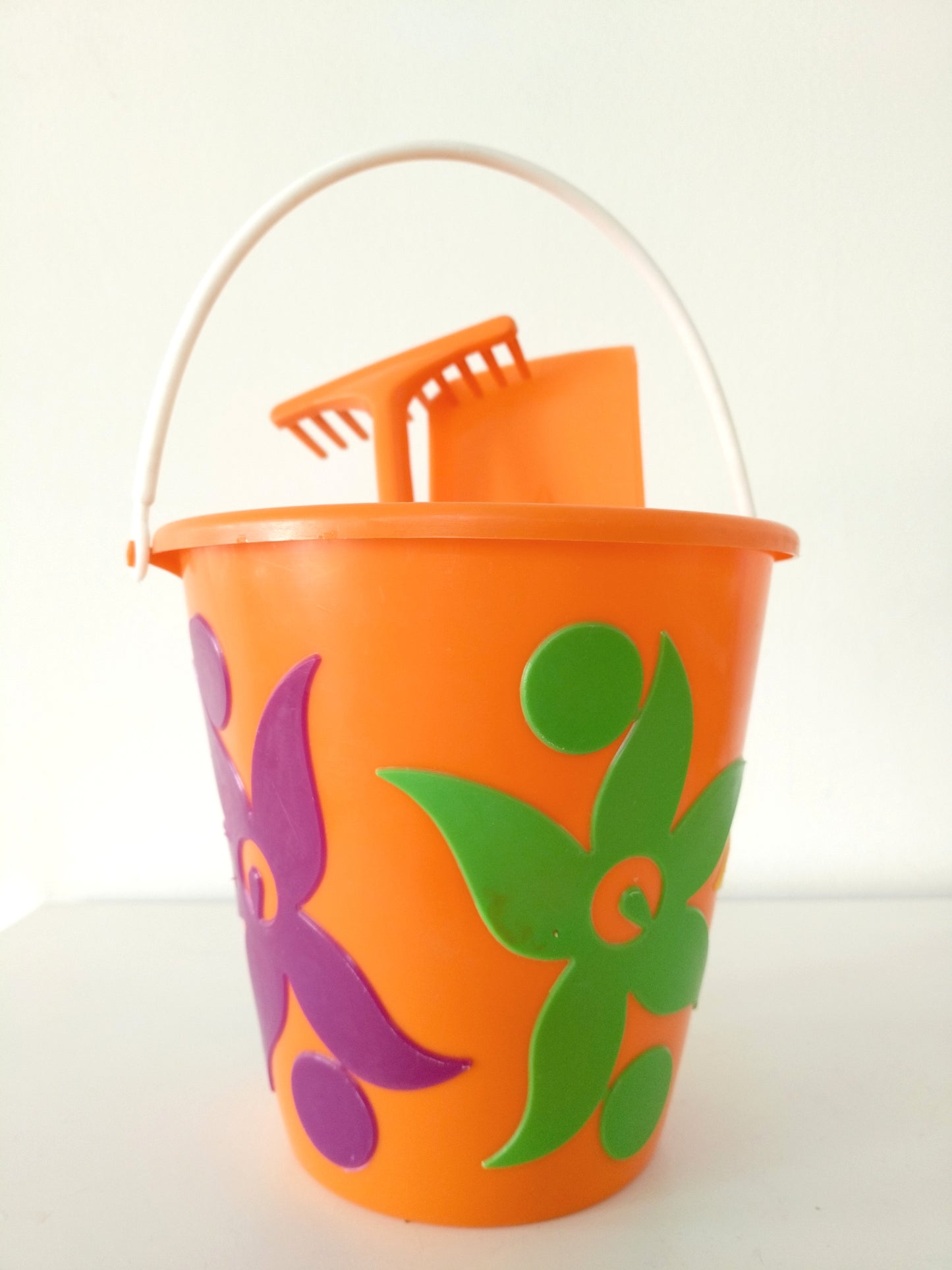 Ancien seau de plage/ pelle et rateau en plastique