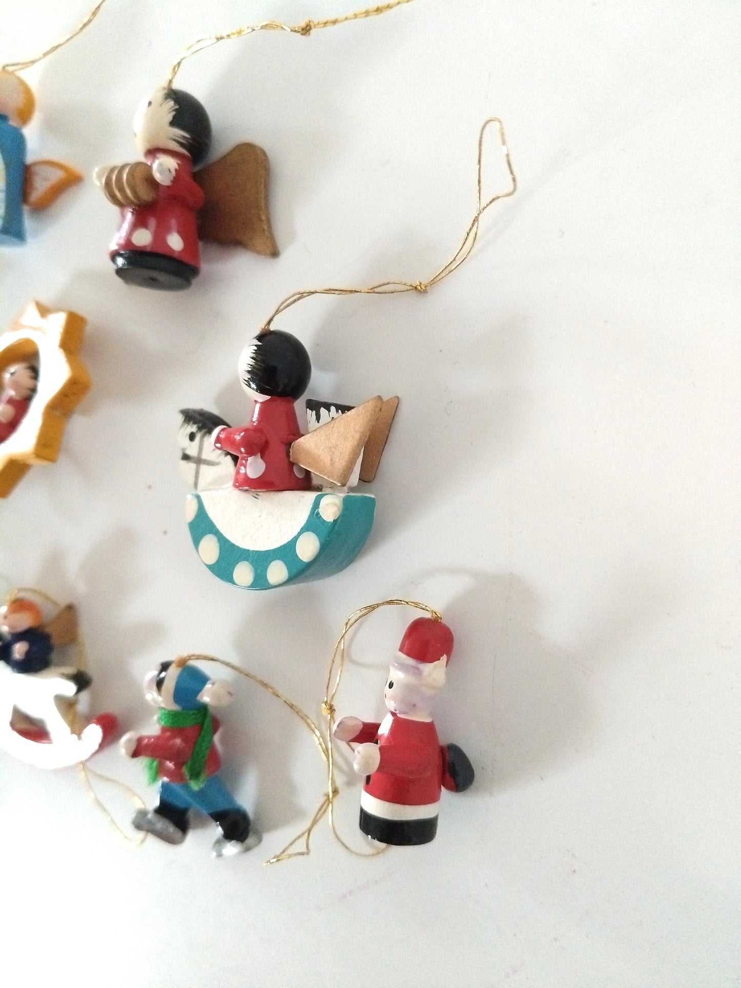 Ensemble de 12 petits sujets de Noël en bois