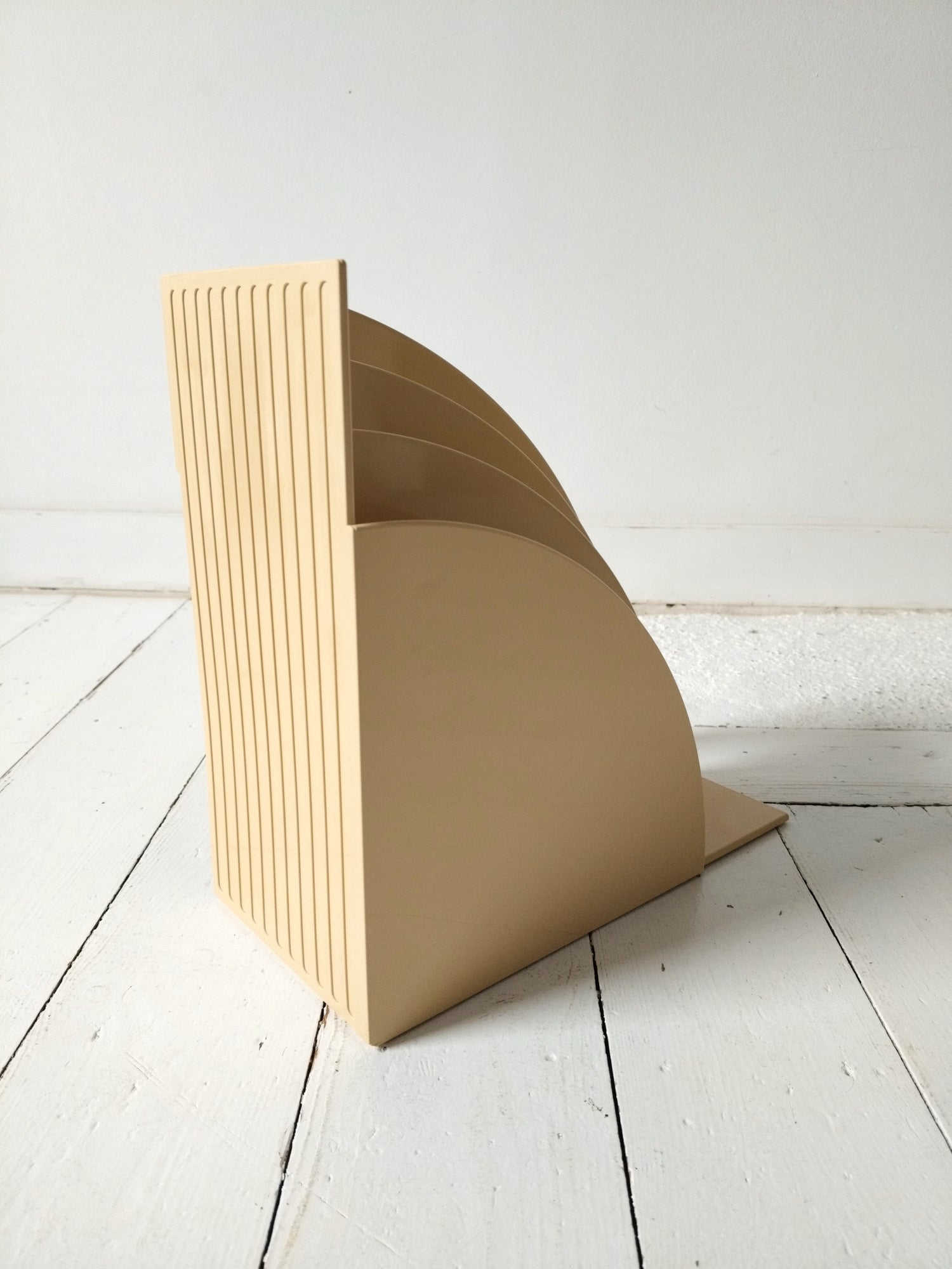 Range/ porte-revues/ vinyles en plastique beige Crayonne T. Conran pour Habitat 70's - cetaitmieuxavant