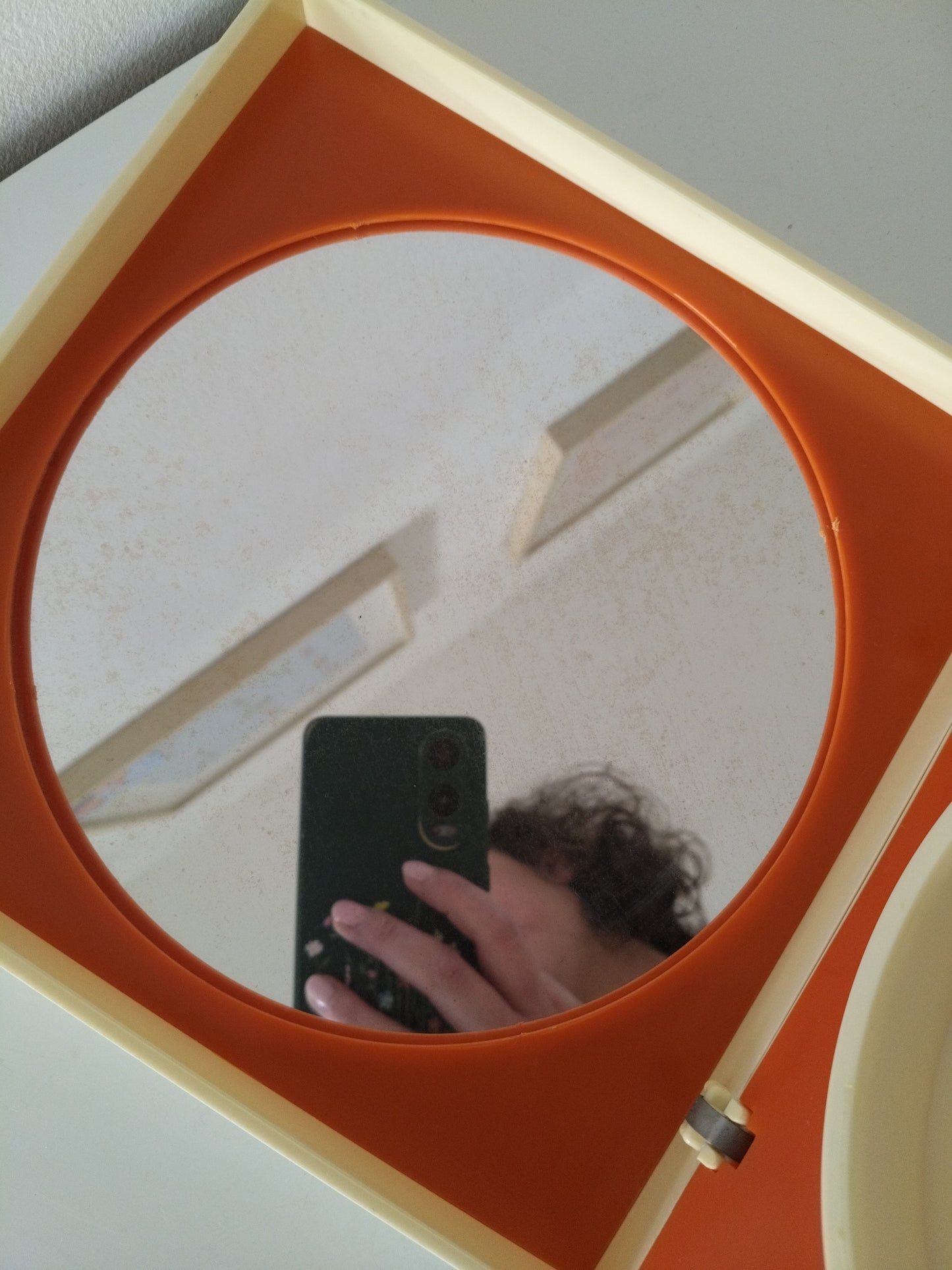 Petite coiffeuse/ miroir/ boîte à maquillage en plastique 70's ! Priorité à Amandine !