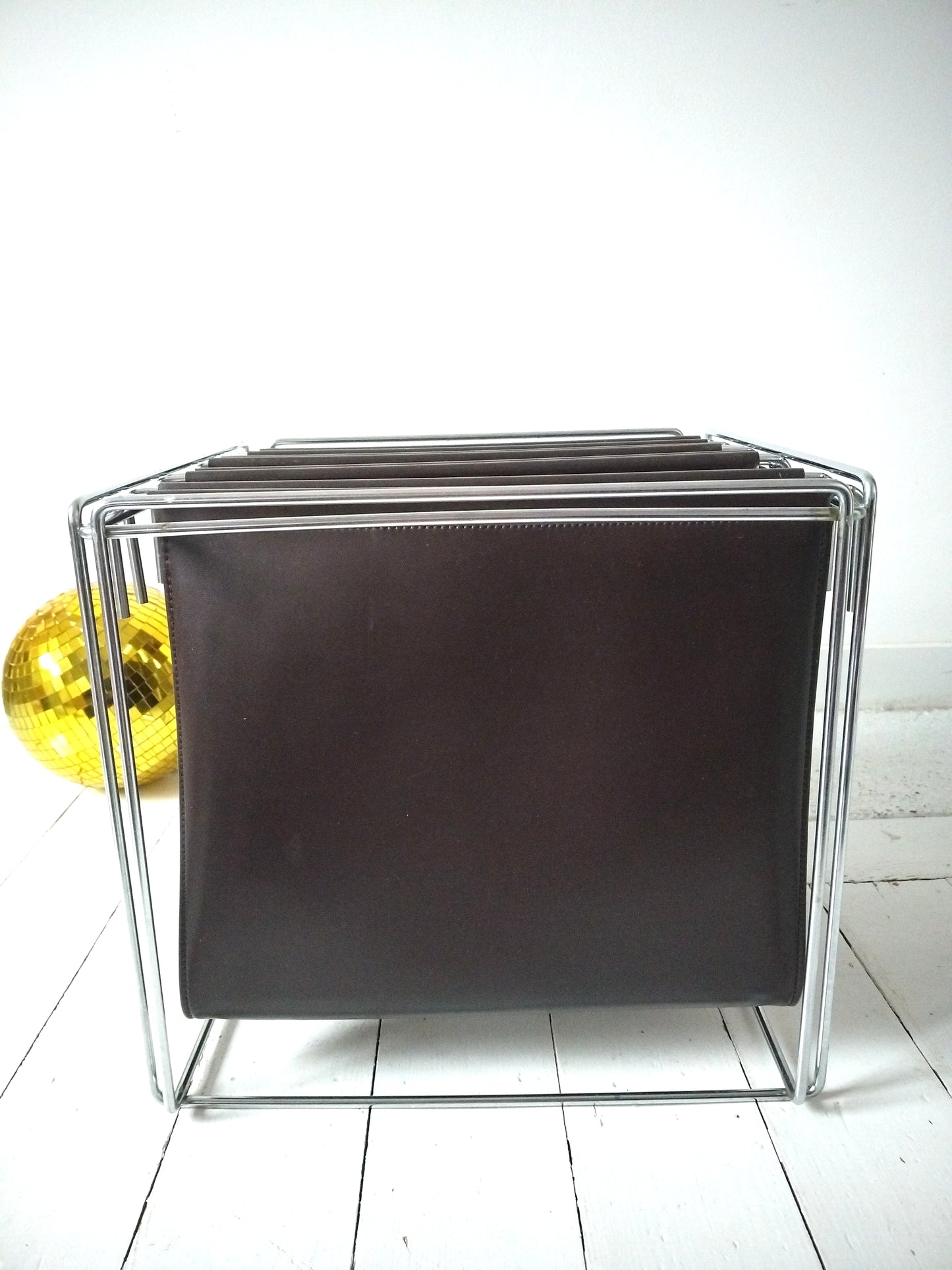 Porte-revues/ range-documents/ vinyles métal et simili cuir par Max Sauze pour Isocèle 70's