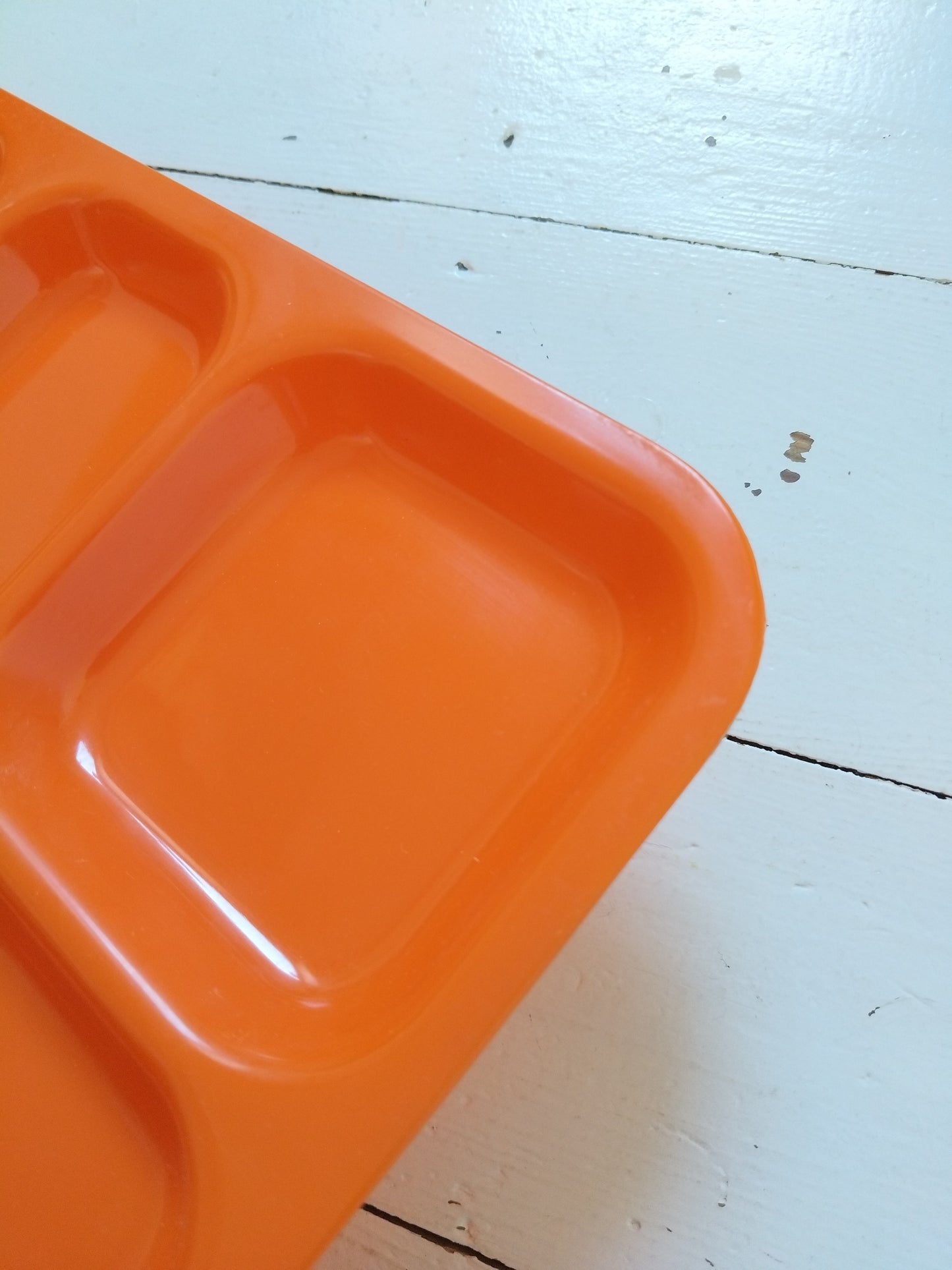 Plateau repas compartimenté en plastique orange (à l'unité - 2 dispos)