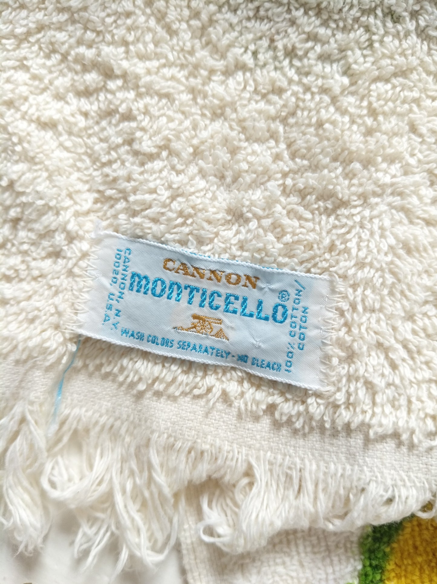 Serviette de bain moyenne à franges Cannon Monticello USA - cetaitmieuxavant