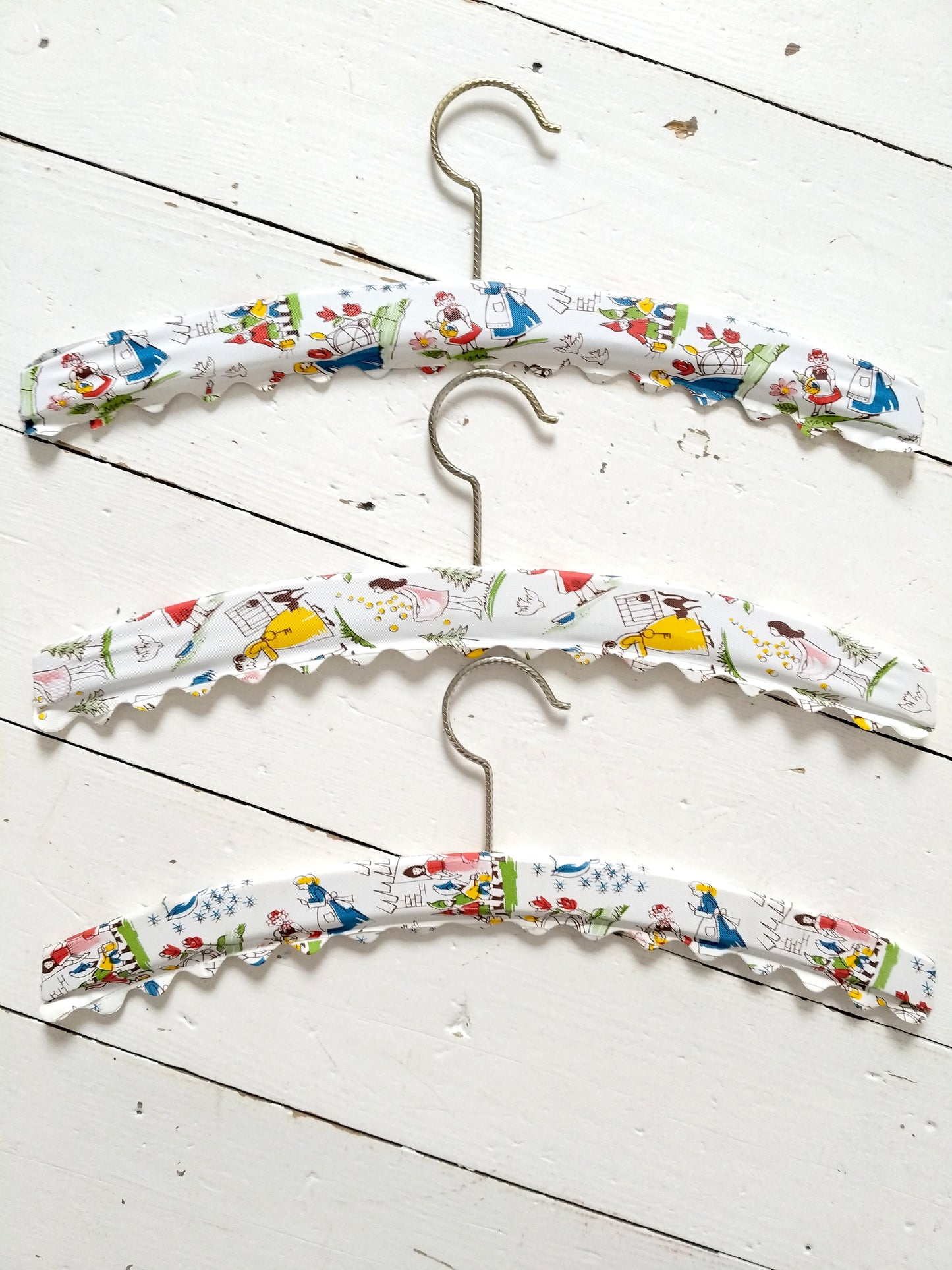 Ensemble de 3 cintres en bois enfant - cetaitmieuxavant