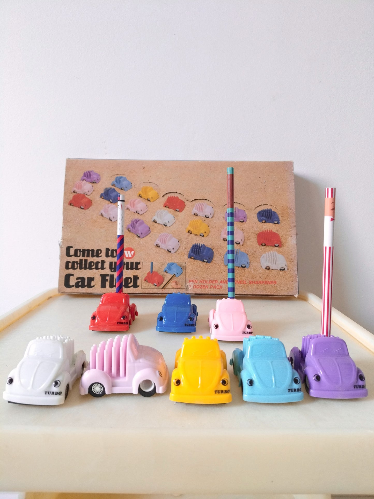 "Car Fleet" voiture Coccinelle Turbo miniature porte-stylo/ crayon et taille-crayon design UK couleur au choix