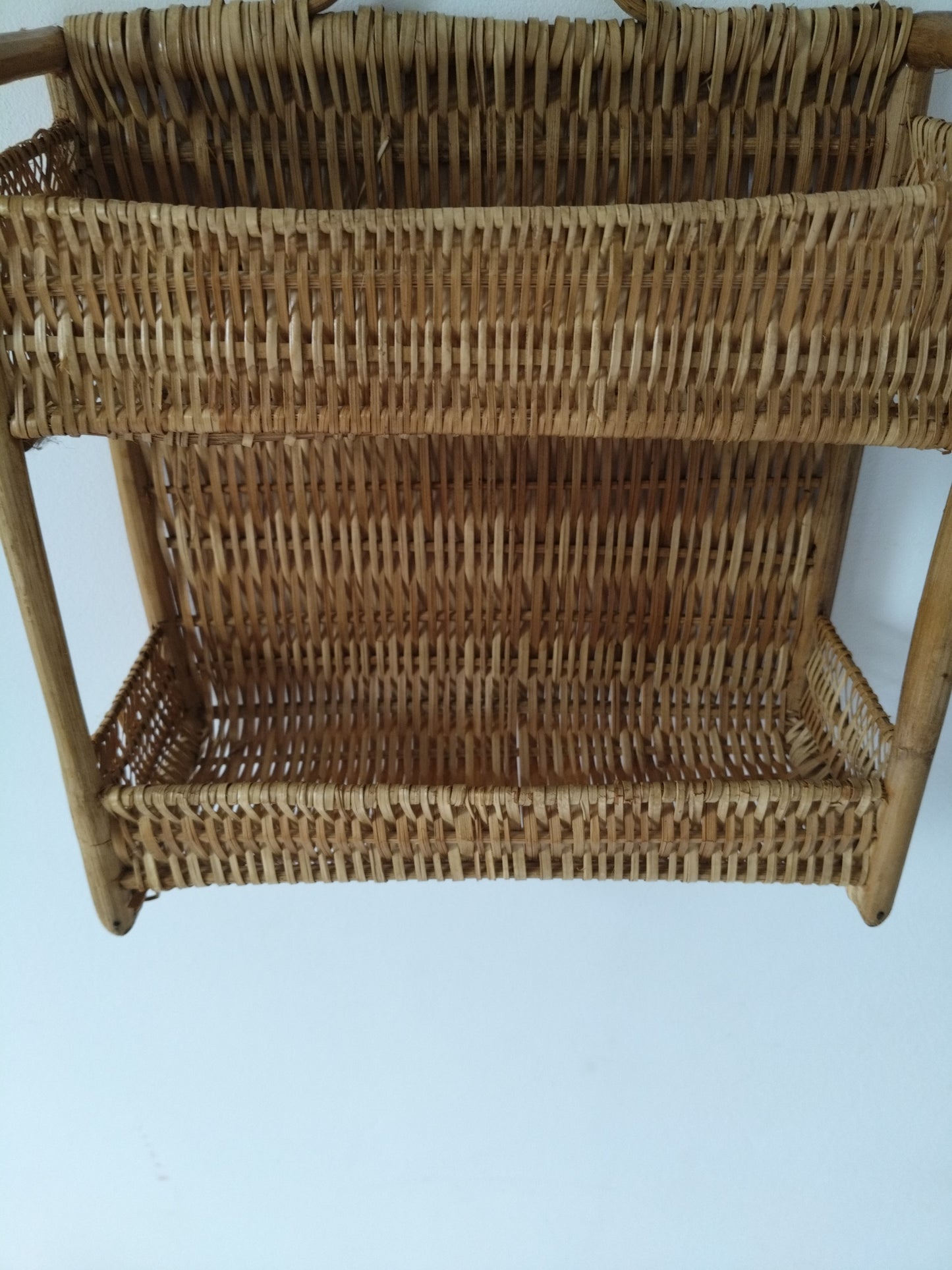 Petite étagère murale en osier et rotin
