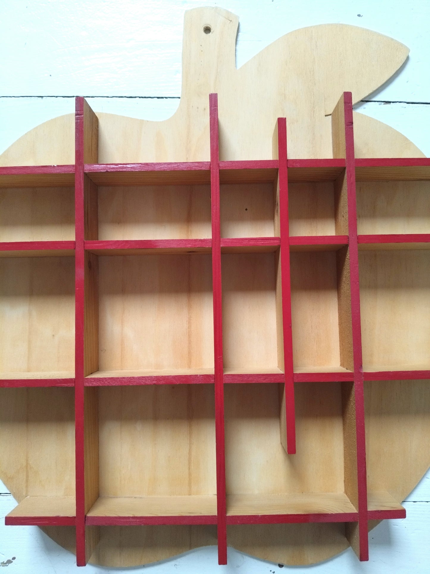 Étagère murale pomme pour miniatures en bois