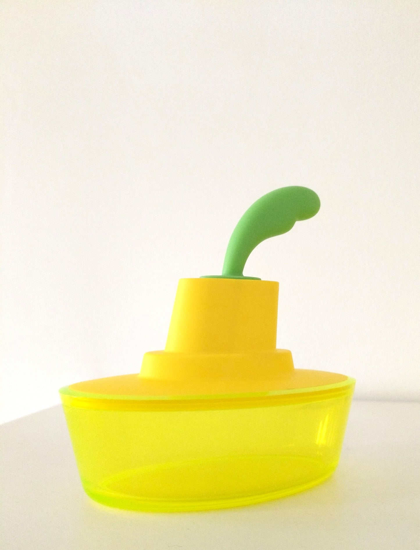 Beurrier Ship Shape par Stefano Giovannoni et Harry-Paul pour Alessi