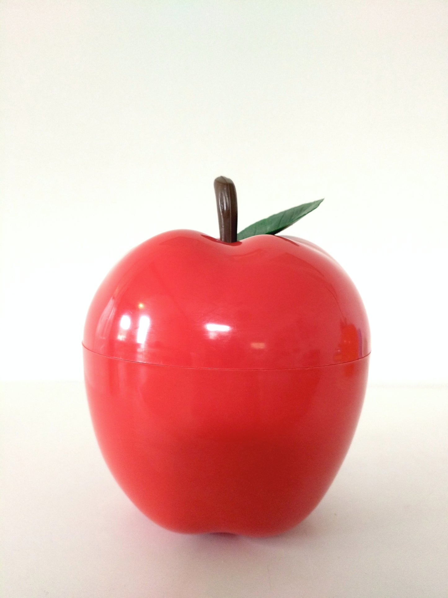 Pomme à glaçons en plastique rouge ou orange au choix