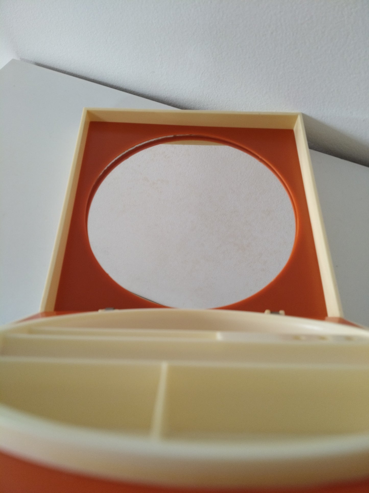 Petite coiffeuse/ miroir/ boîte à maquillage en plastique 70's ! Priorité à Amandine !