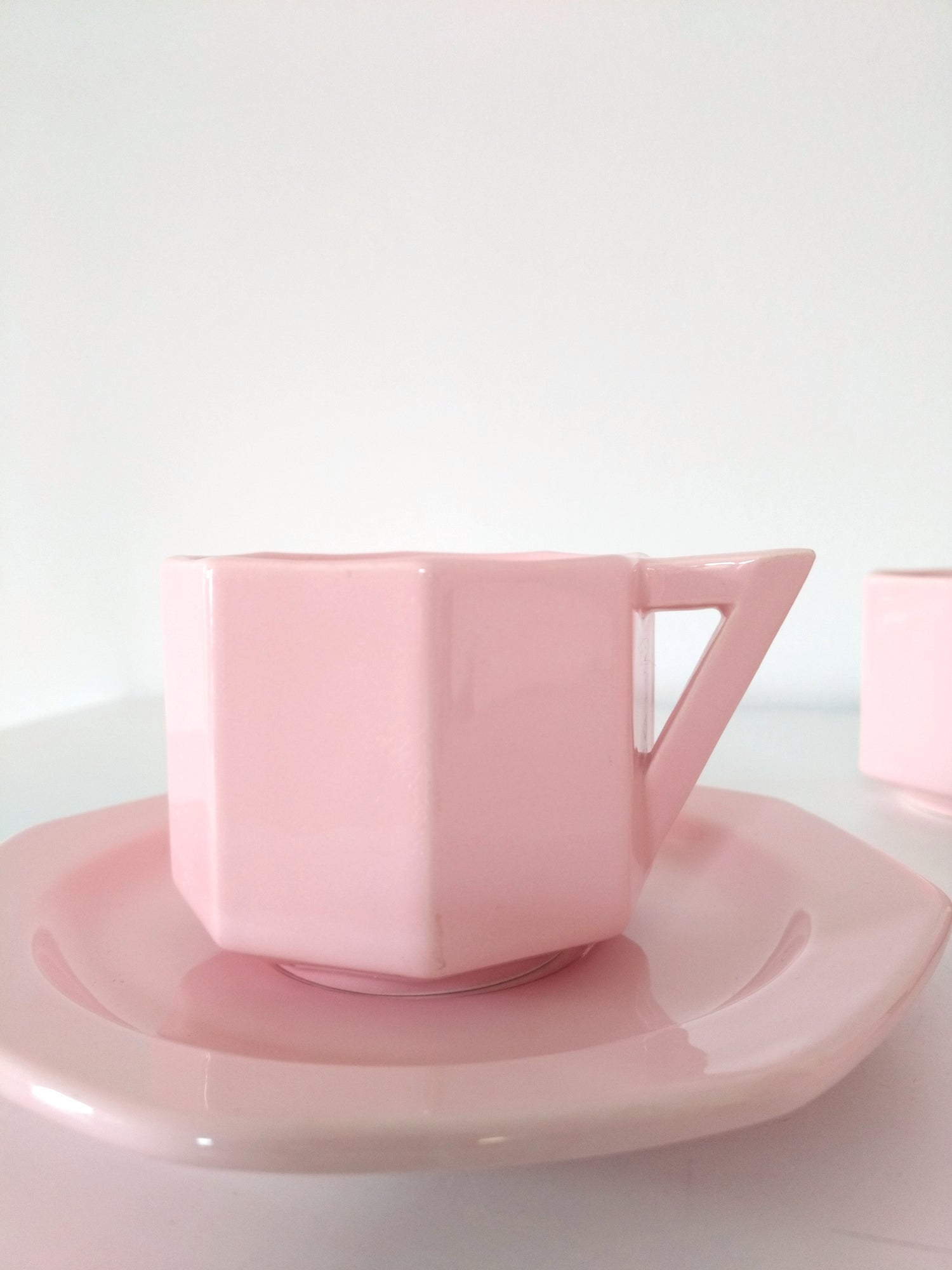 Ensemble de deux tasses + sous-tasses octogonales en porcelaine rose 90's - cetaitmieuxavant