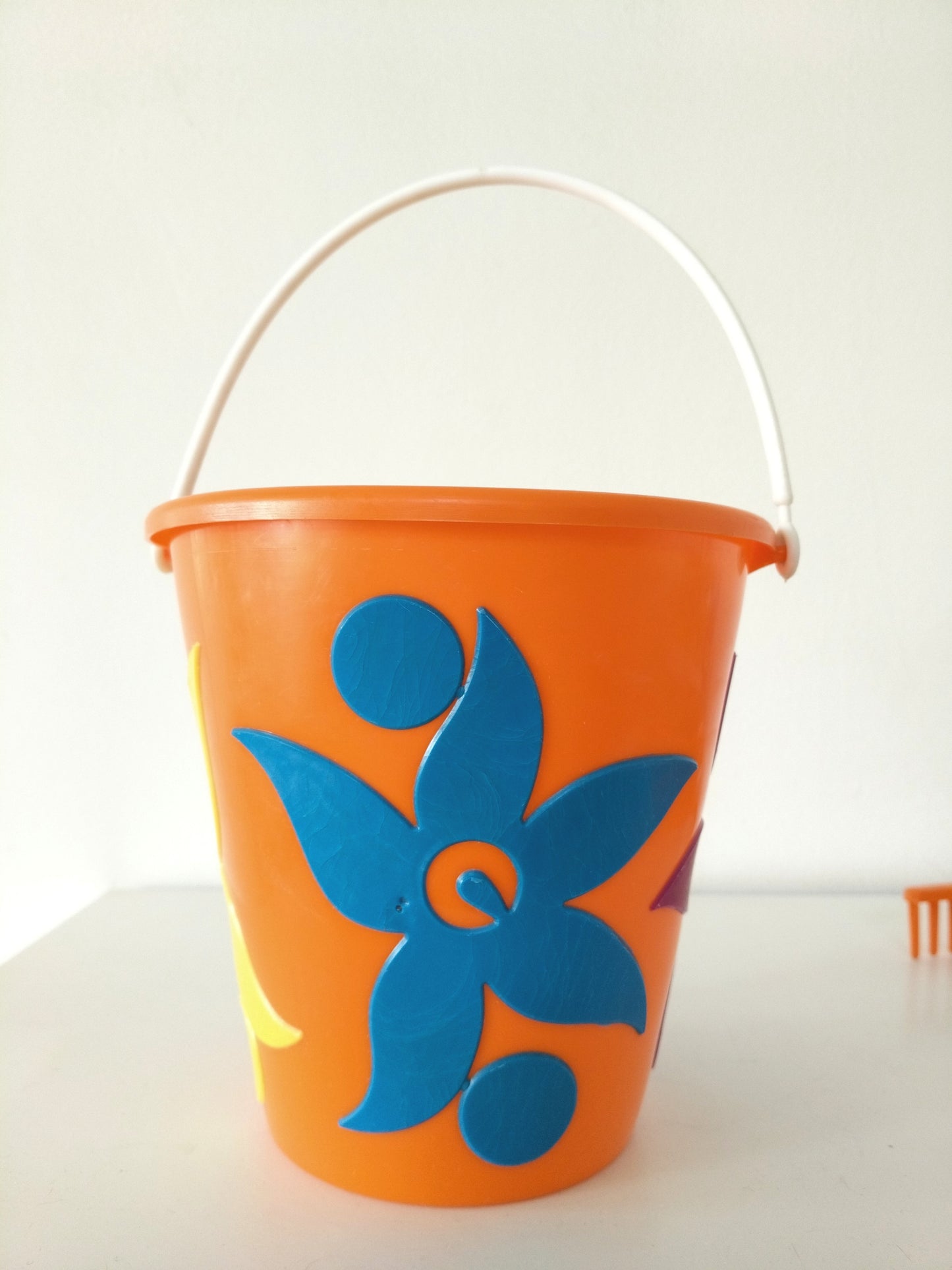 Ancien seau de plage/ pelle et rateau en plastique