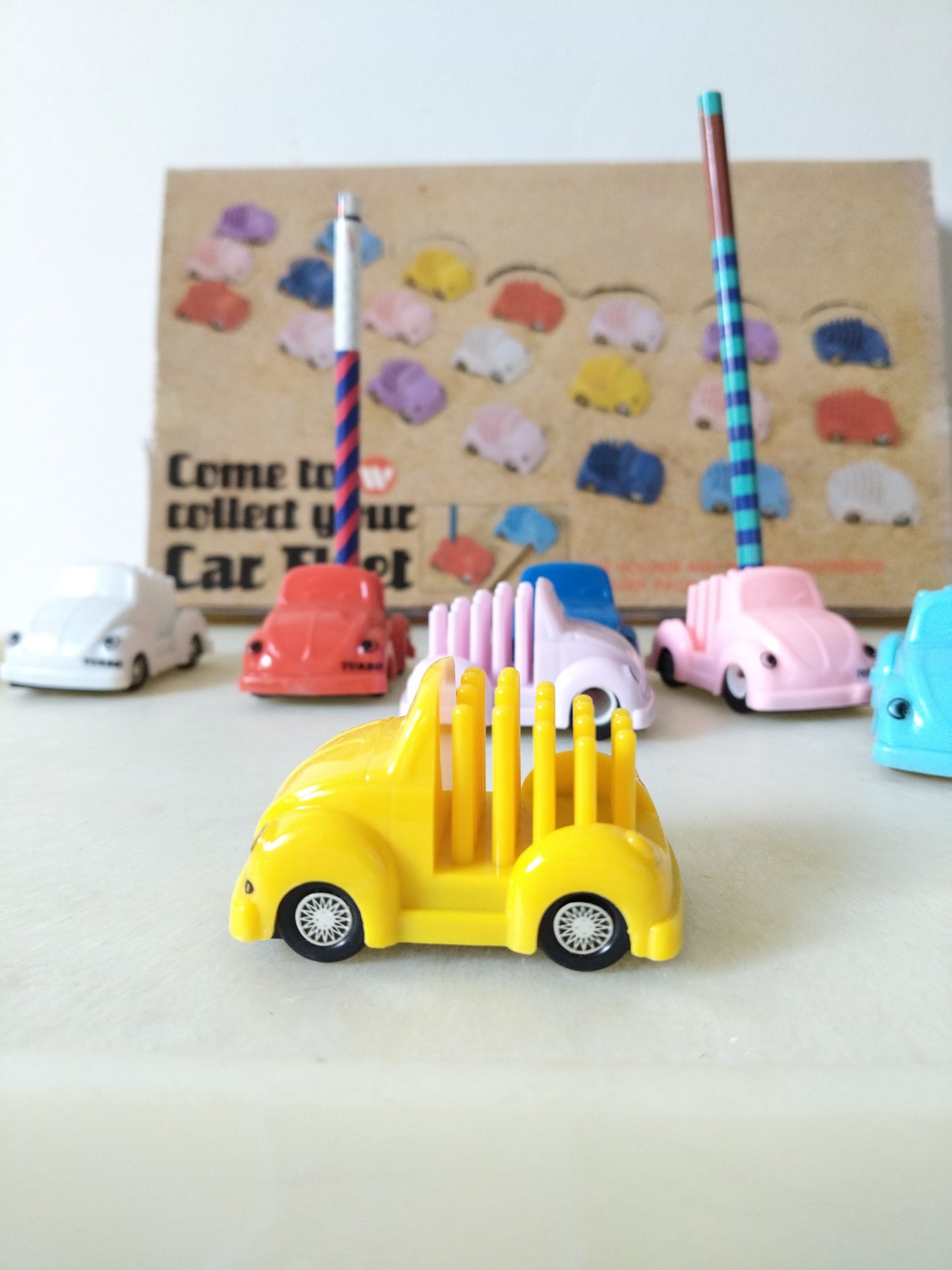 "Car Fleet" voiture Coccinelle Turbo miniature porte-stylo/ crayon et taille-crayon design UK couleur au choix