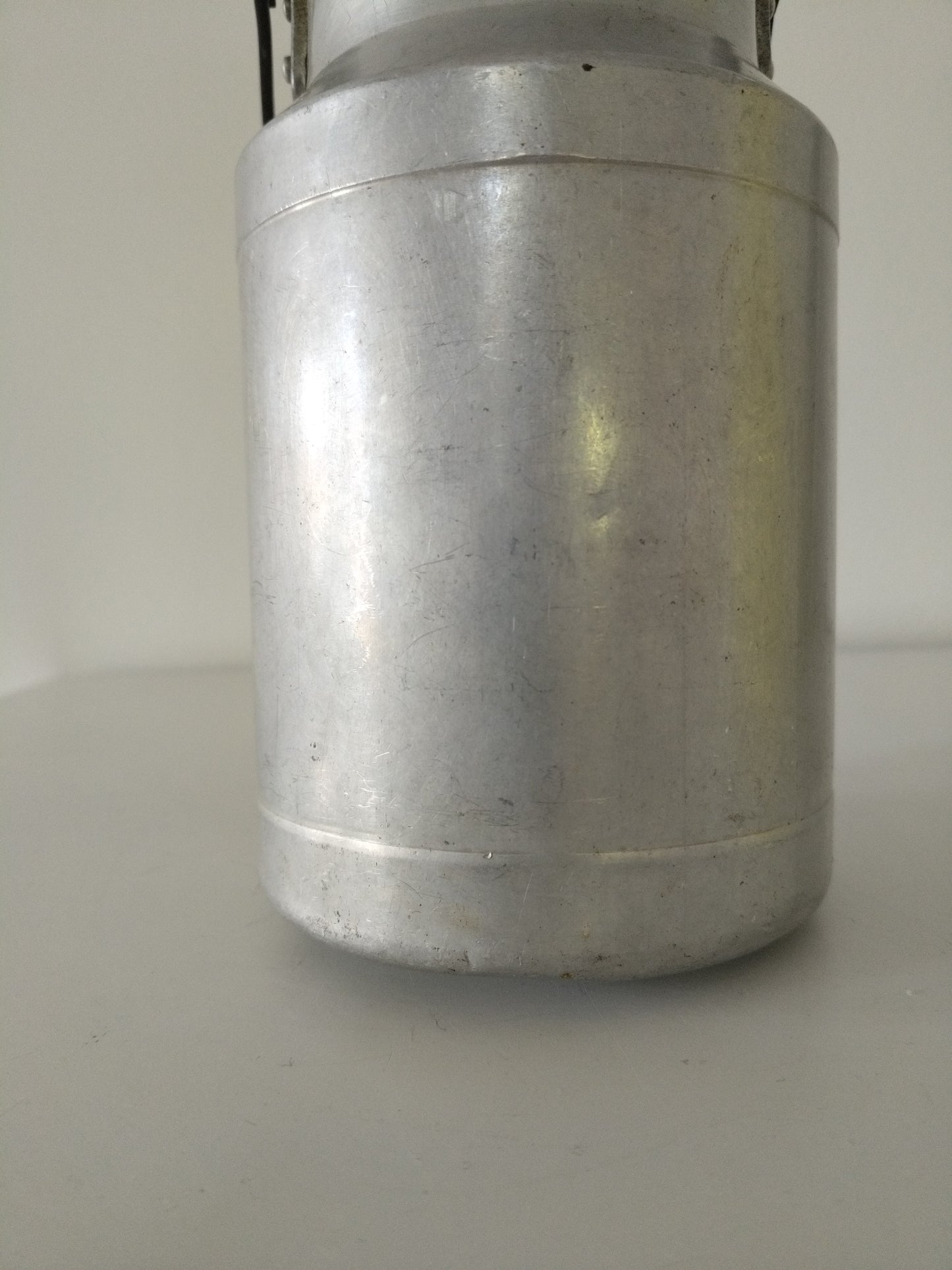 Ancien pot à lait en aluminium ou en plastique Gilac au choix