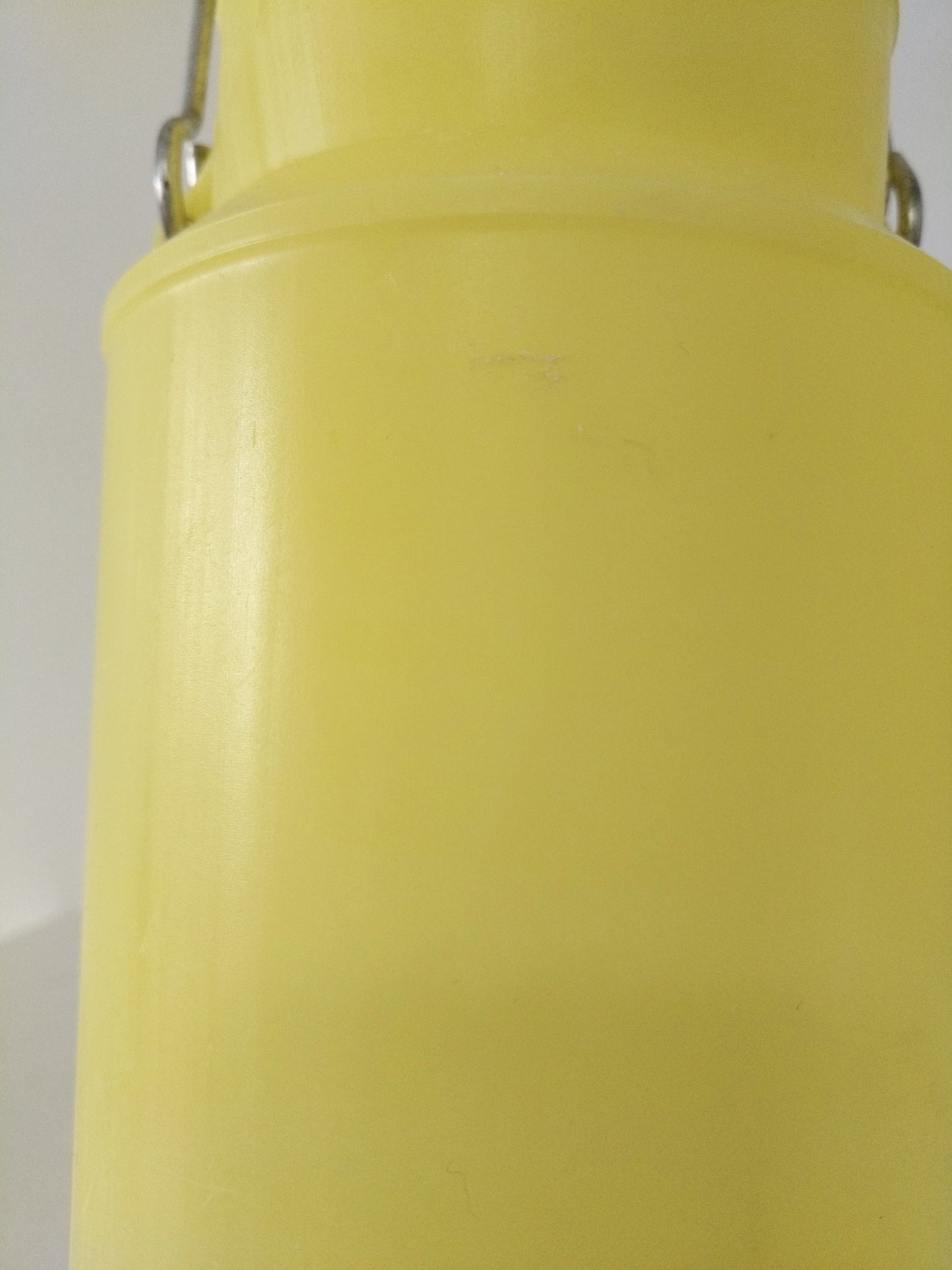 Ancien pot à lait en aluminium ou en plastique Gilac au choix