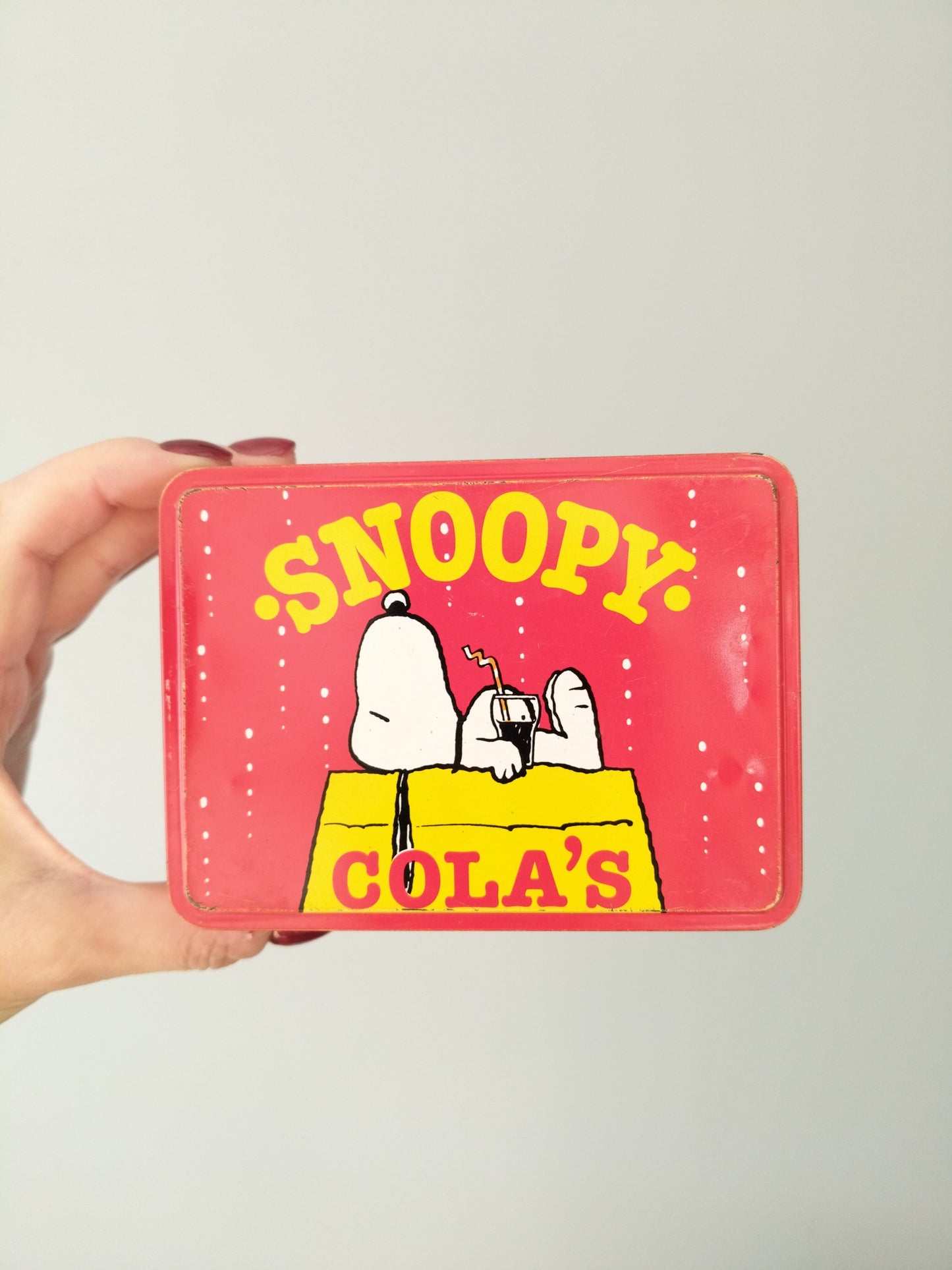 Boîte métallique Snoopy 1958 United Feature Syndicate pour Van Melle confiserie bonbons croque-tendres Cola's