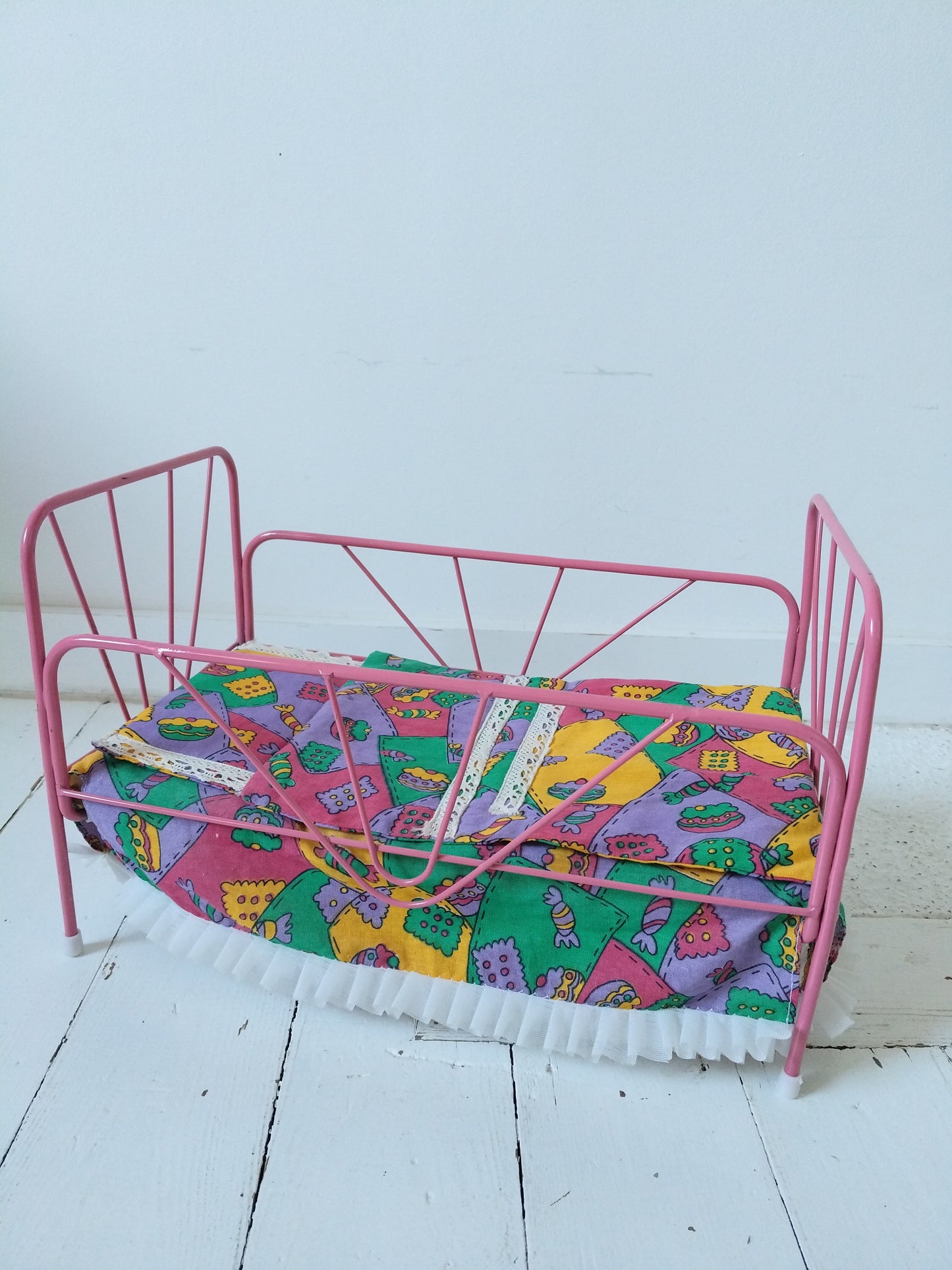 Petit lit de poupée métallique + linge de lit 80-90's