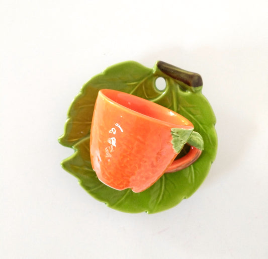 Petite tasse orange et sa soucoupe feuille