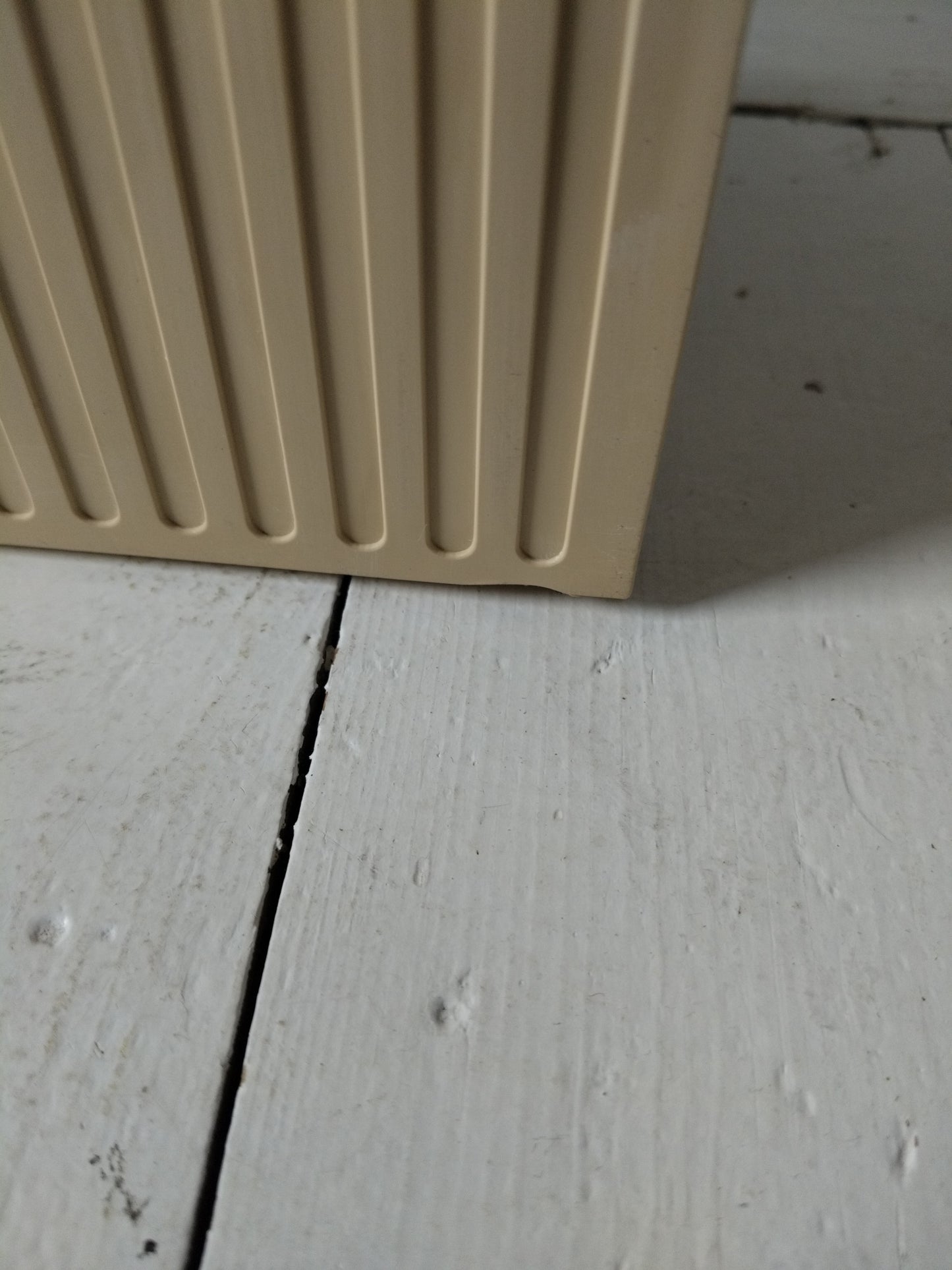 Range/ porte-revues/ vinyles en plastique beige Crayonne T. Conran pour Habitat 70's - cetaitmieuxavant