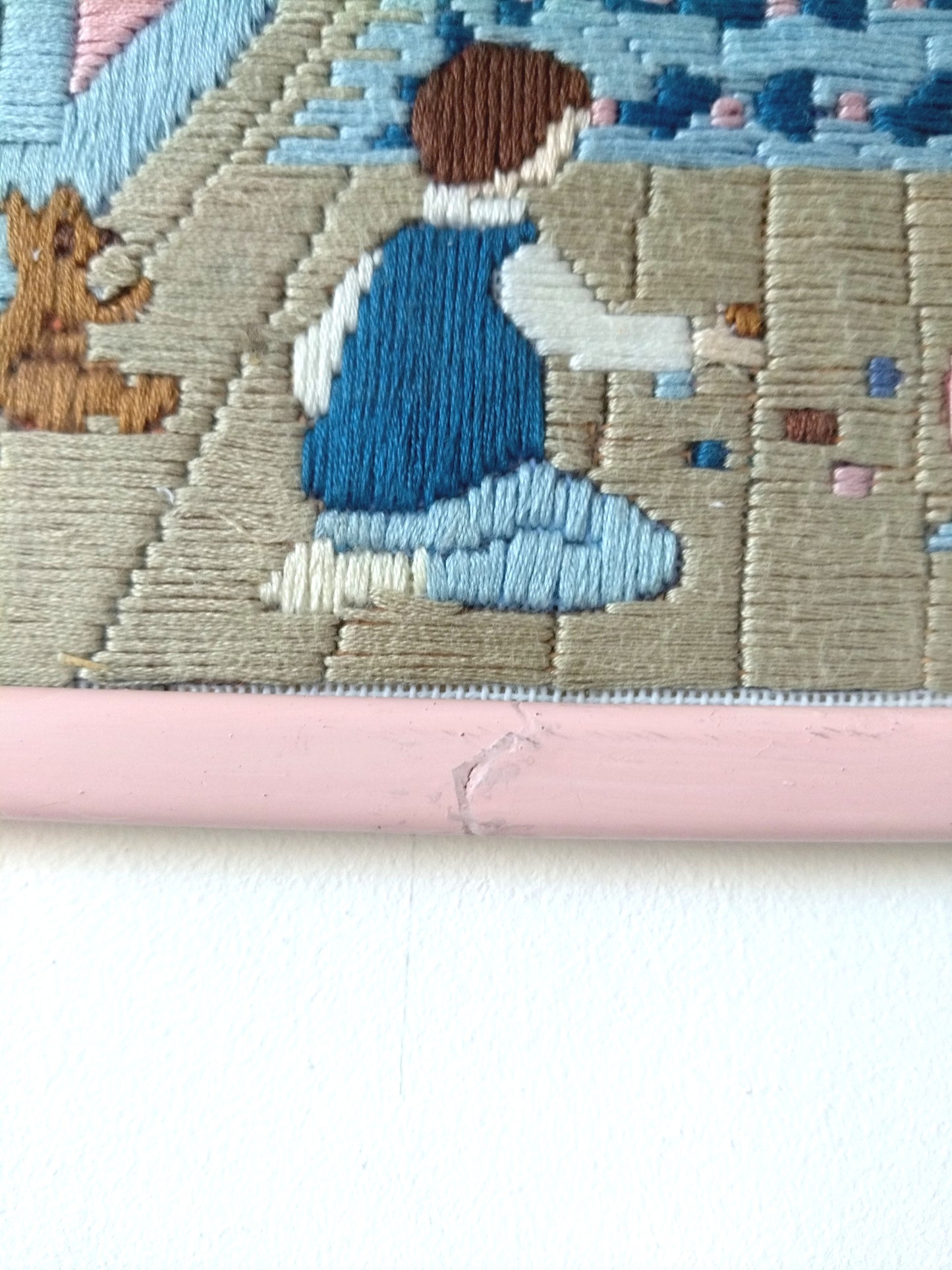 Broderie murale encadrée décor naïf enfantin