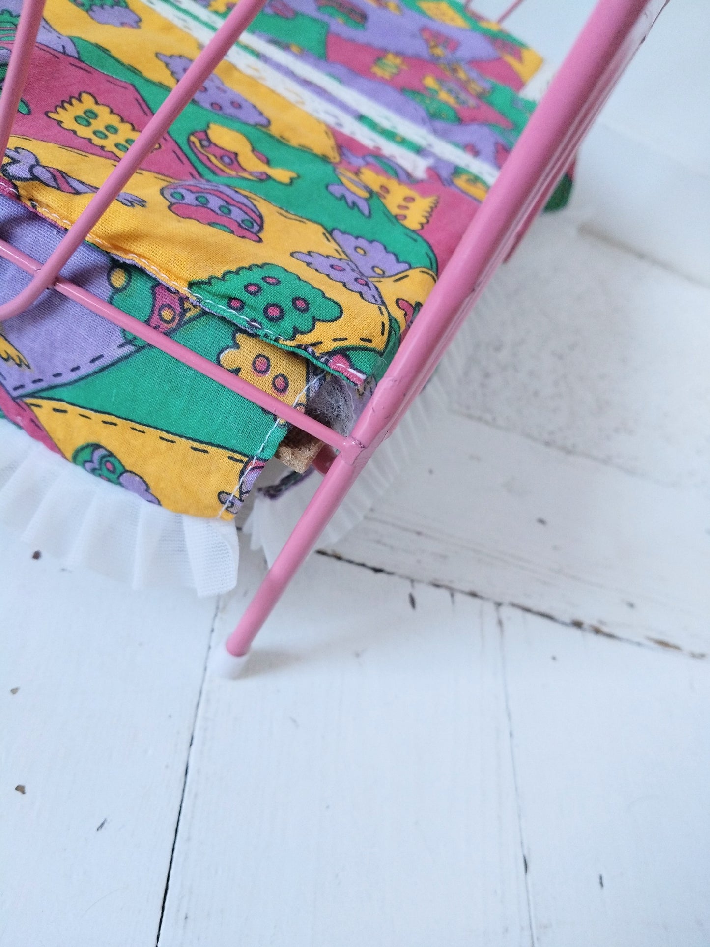 Petit lit de poupée métallique + linge de lit 80-90's