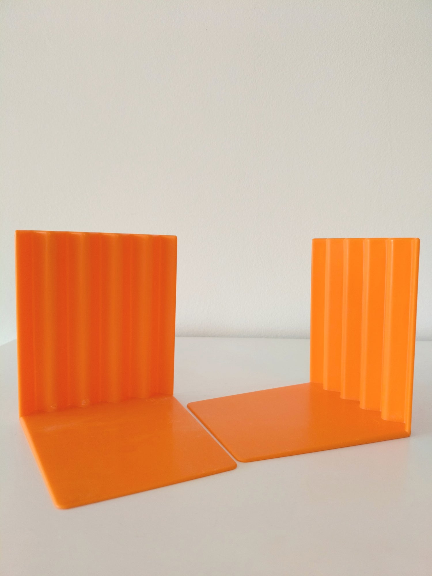 Serre-livres zig zag Bokis par K. et M. Hagberg pour Ikea  90's - cetaitmieuxavant