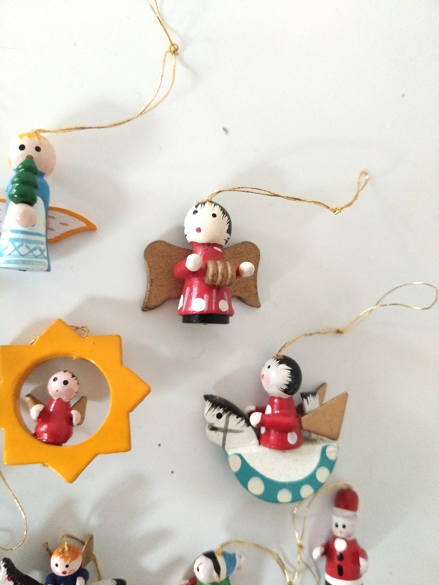 Ensemble de 12 petits sujets de Noël en bois