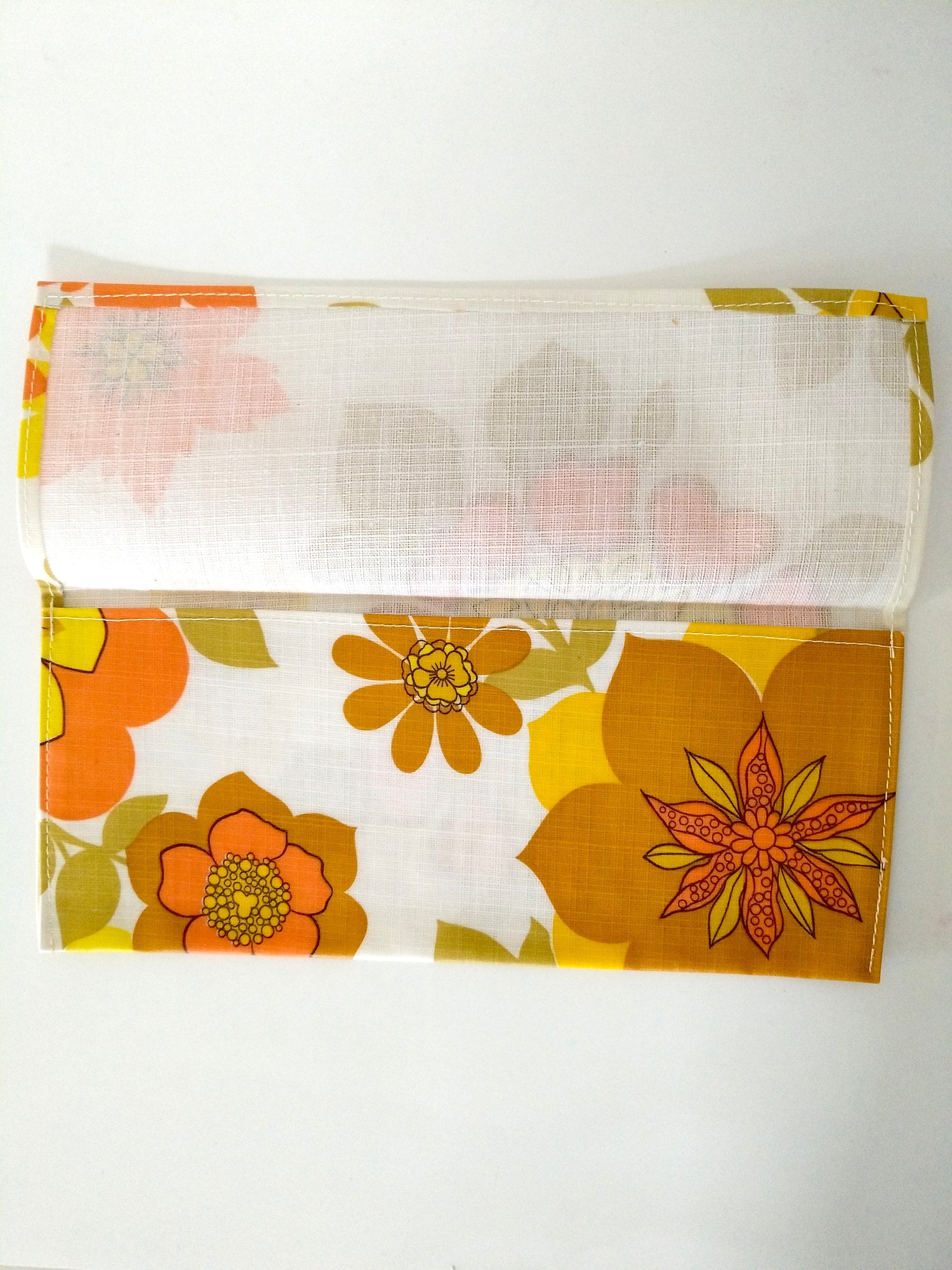 Pochette plate flower power vintage en toile cirée - cetaitmieuxavant