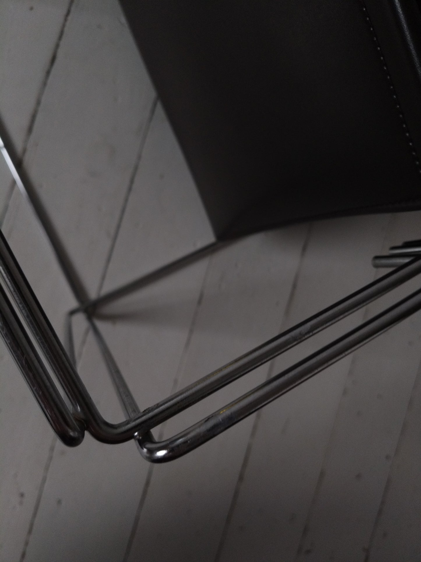 Porte-revues/ range-documents/ vinyles métal et simili cuir par Max Sauze pour Isocèle 70's