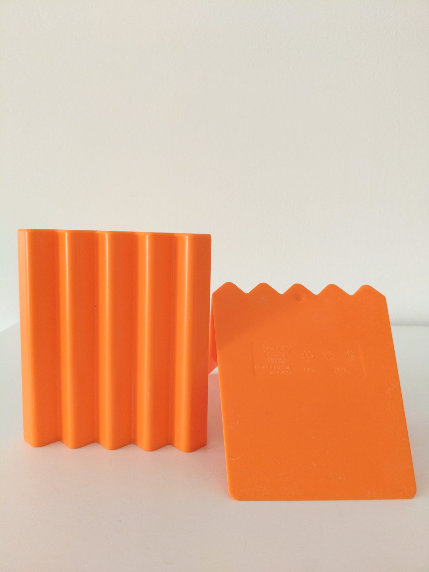 Serre-livres zig zag Bokis par K. et M. Hagberg pour Ikea  90's - cetaitmieuxavant