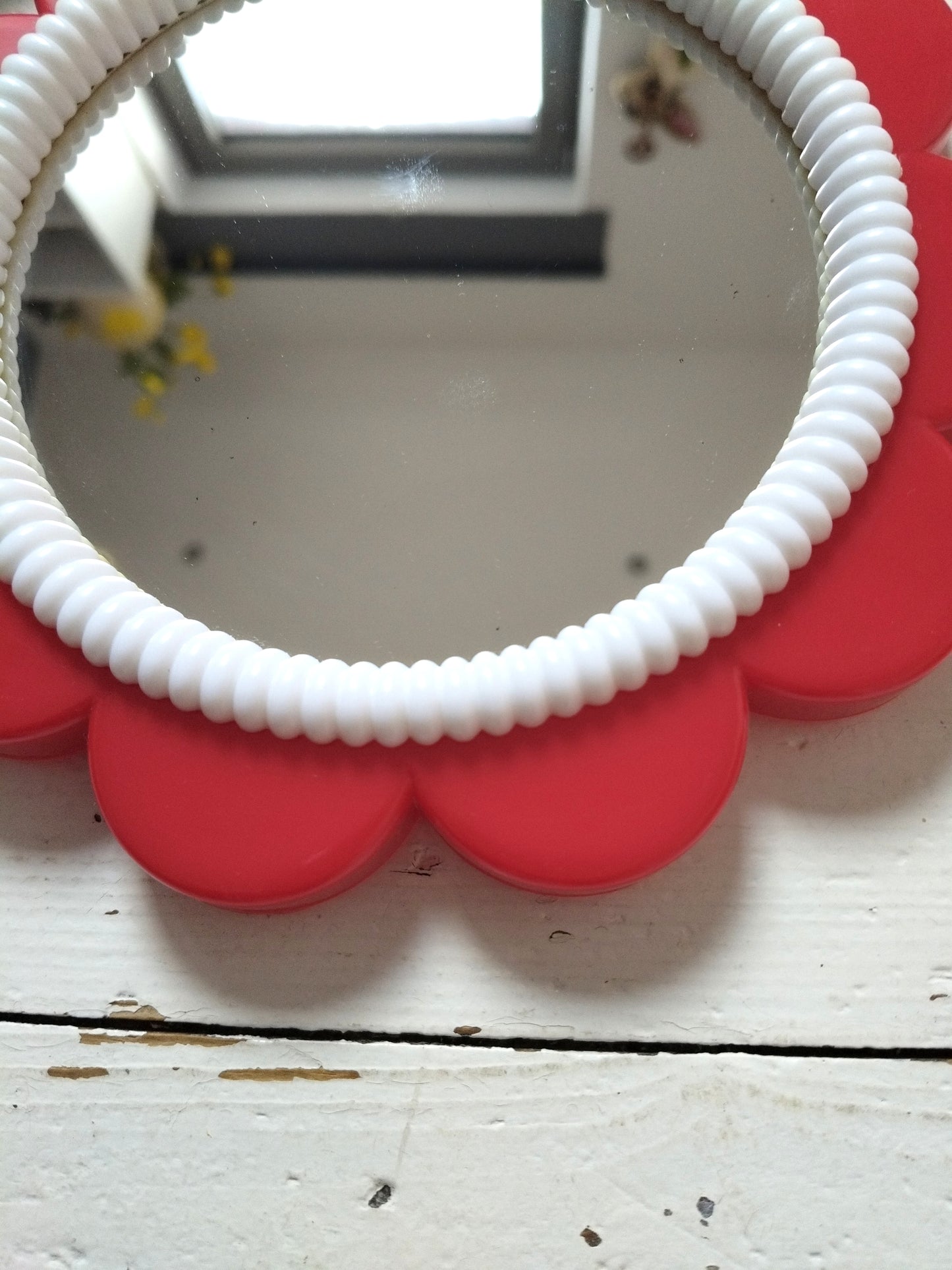 Petit miroir fleur mural ou à poser en plastique made in Hong Kong