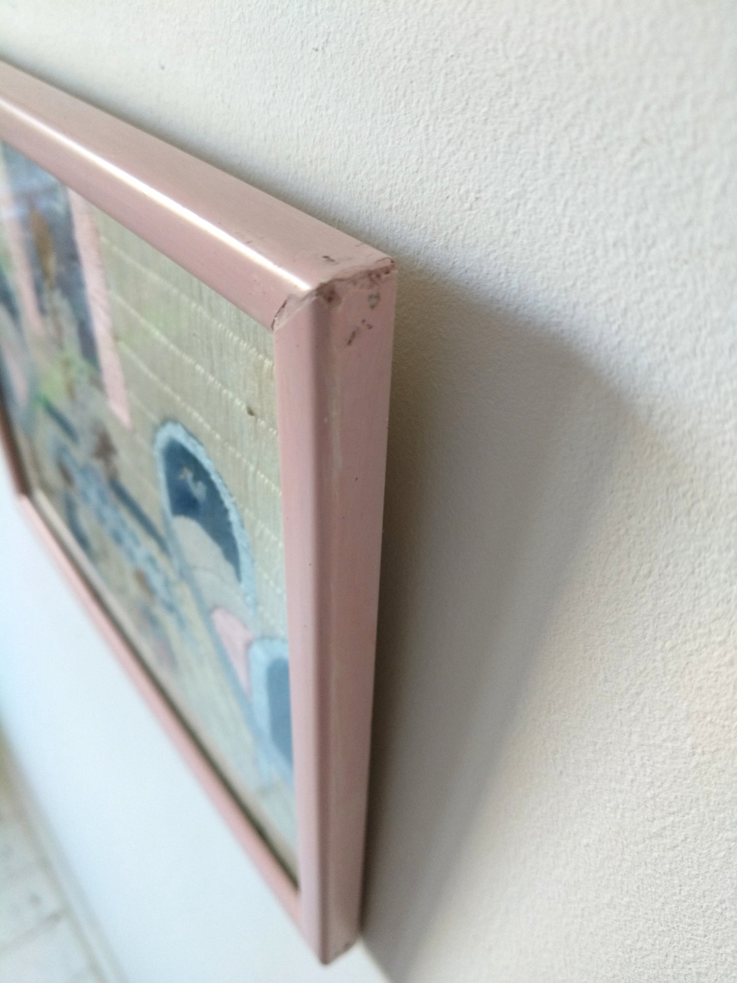 Broderie murale encadrée décor naïf enfantin