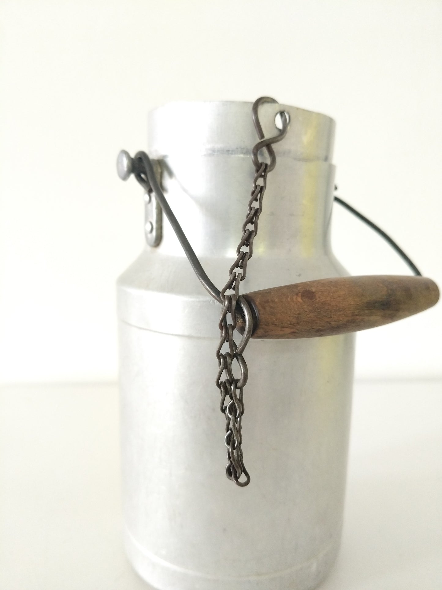 Ancien pot à lait en aluminium ou en plastique Gilac au choix