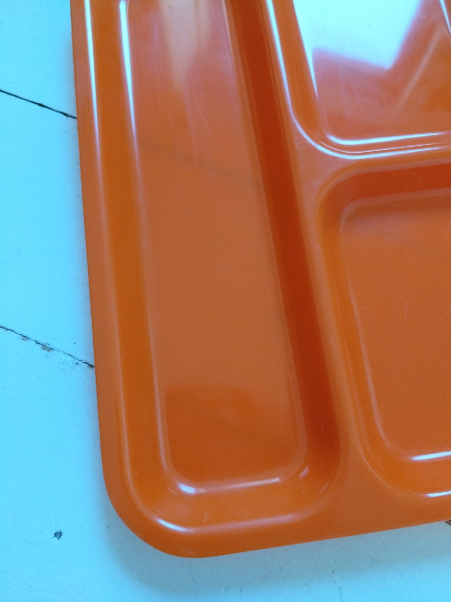 Plateau repas compartimenté en plastique orange (à l'unité - 2 dispos)