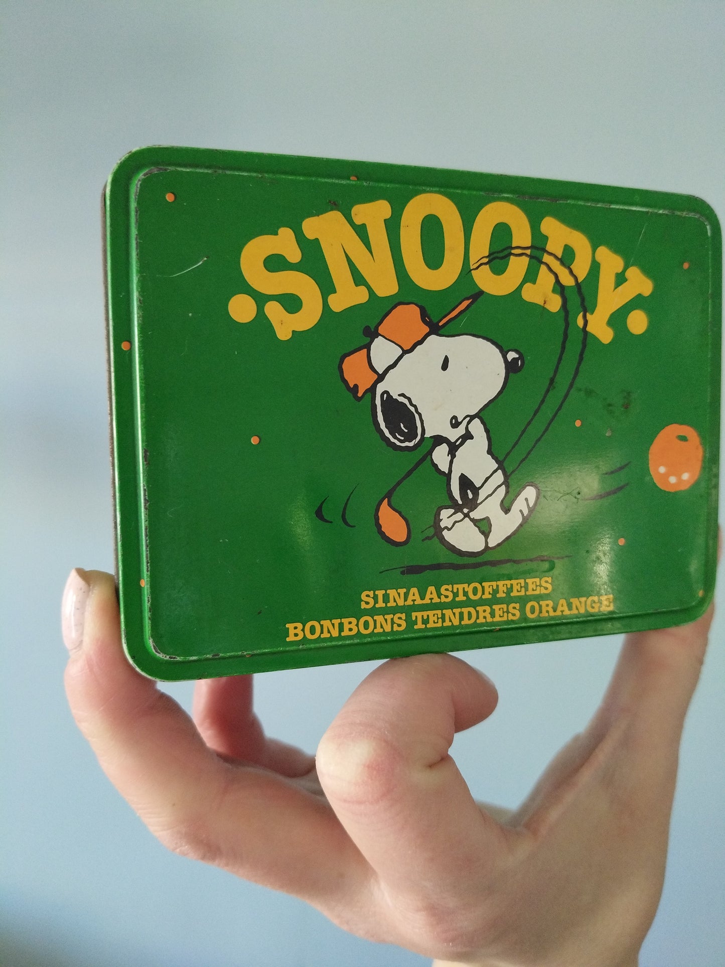 Boîte métallique Snoopy mini-golf 1958 United Feature Syndicate pour Van Melle confiserie bonbons tendres orange - cetaitmieuxavant